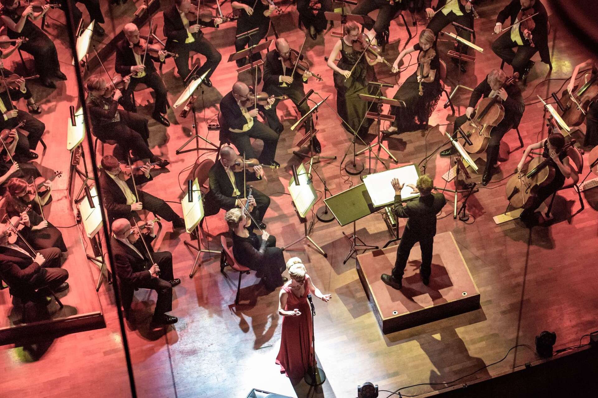 Operasångerskan Sabina Zweiacker tillsammans med Radiosymfonikerna i Berwaldhallen. 