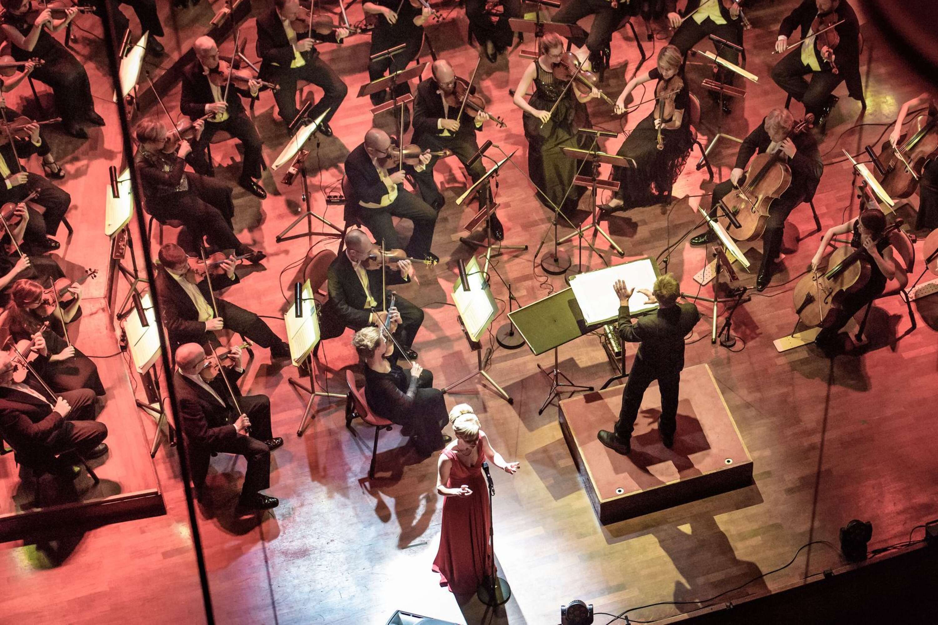 Operasångerskan Sabina Zweiacker tillsammans med Radiosymfonikerna i Berwaldhallen. 