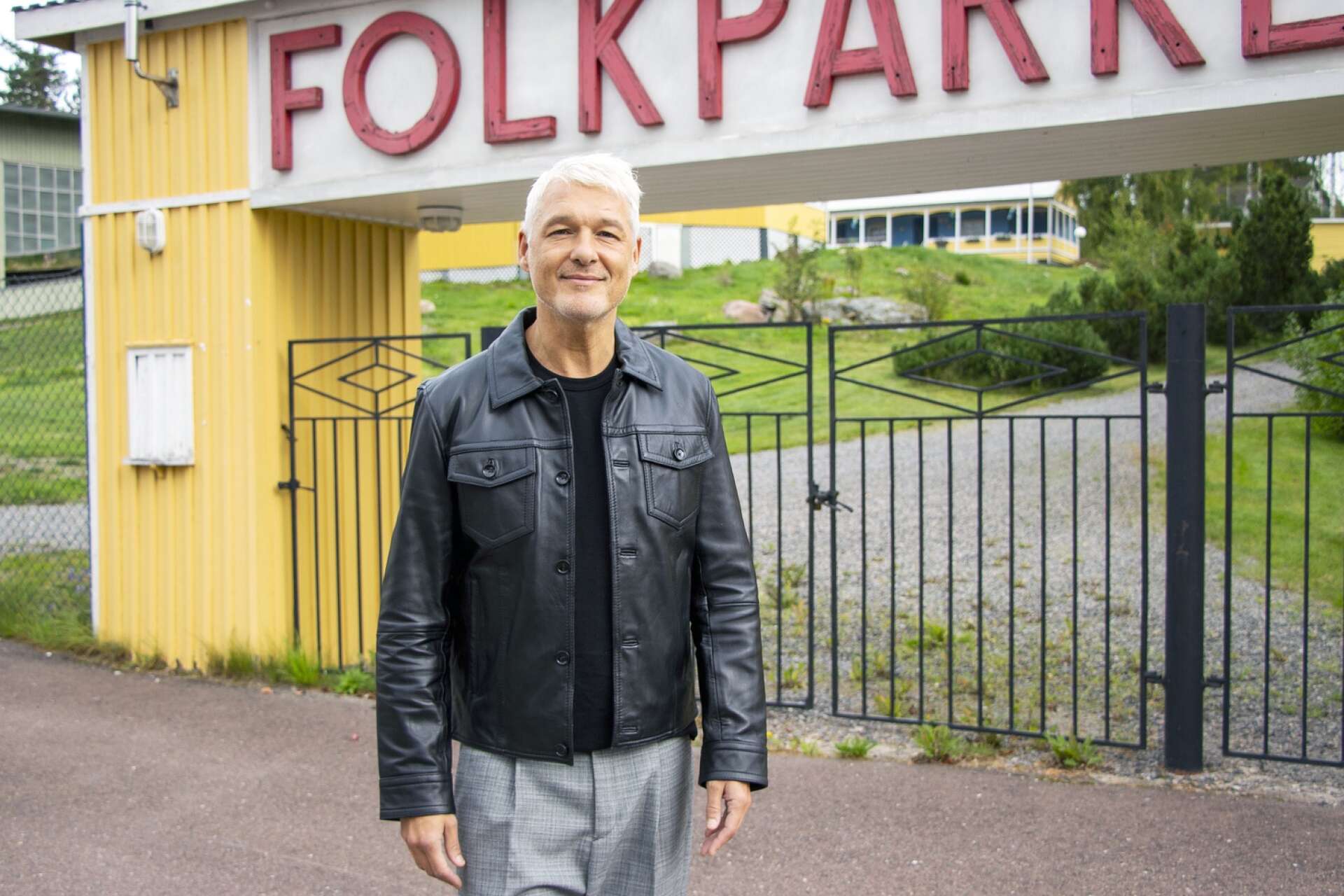 Flera värmländska landmärken som haft stor betydelse för Mathias Holmgren. I Folkets park i Åmotfors har han både ett publikrekord och en av karriärens största floppar. 
