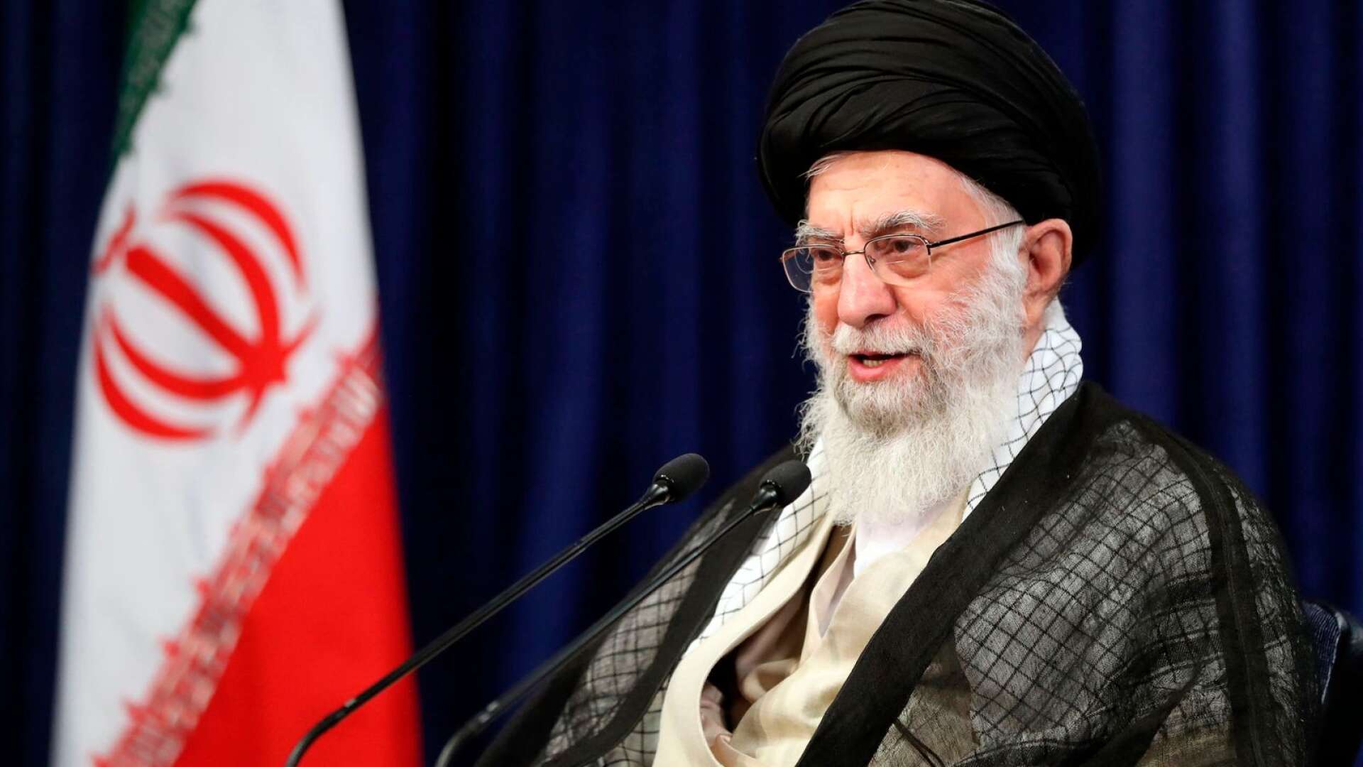 Desperata mullor försöker att klamra sig fast vid makten till varje pris. I vartenda framträdande under året har Ali Khamenei markerat att han inte tvekar att döda för att behålla makten, skriver Morteza Sadeghi.