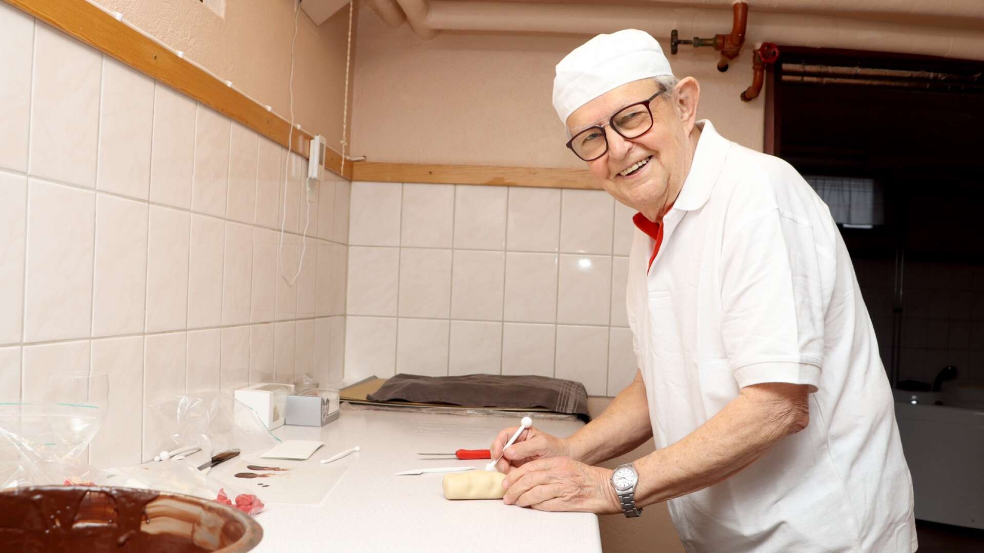 81-årige Sven-Olof Johansson tillverkar i marsipan hemma i sin källare.