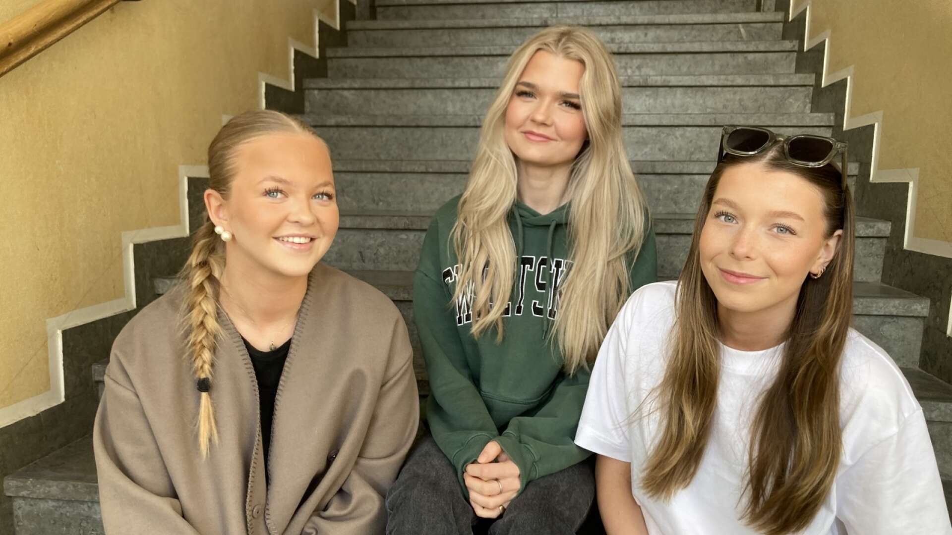 Thea Lindbom, 18, Natalie von Bahr, 18, och Ella Samuelsson, 18, tycker att föräldrar borde prata mer om samtycke än om biologin bakom sex. 