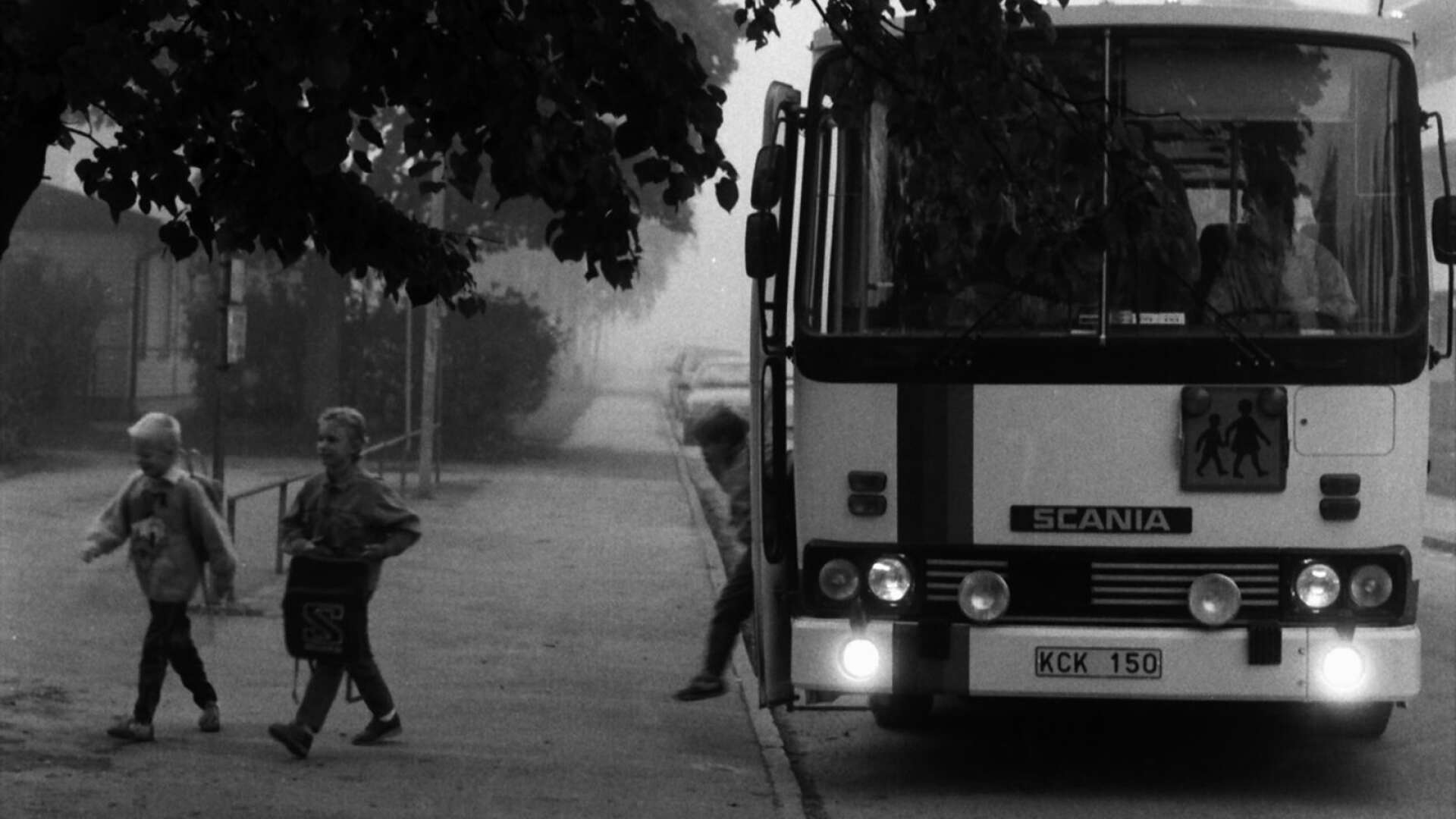 En av bilderna av Hans Blomqvist, som vann den svartvita kollektionen, där barn kliver av skolbussen vid Bruksskolan.