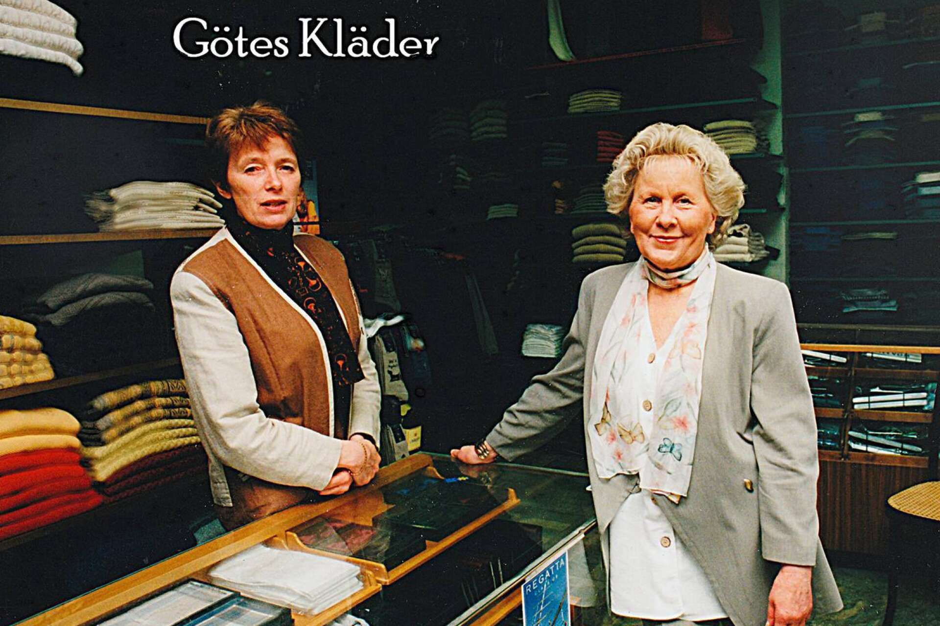 Solveig Bengtsson och butiksinnehavare Anita Svensson i herrklädesbutiken Götes kläder.