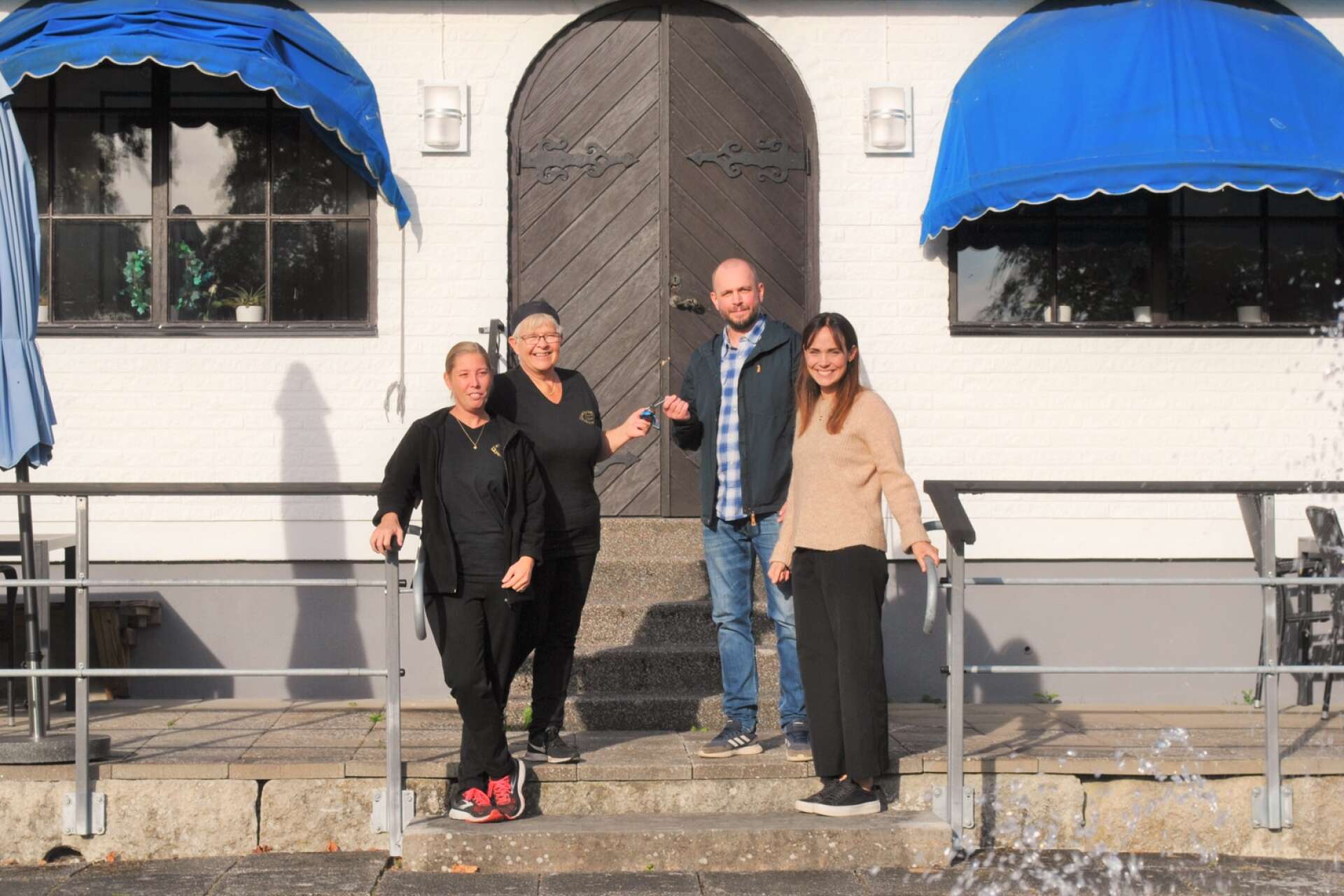 De gamla ägarna Elisabeth Eriksson och Helena Lind lämnar över nycklarna till Restaurang Liljedals nya ägare Henrik och Johanna Lindqvist i oktober.
