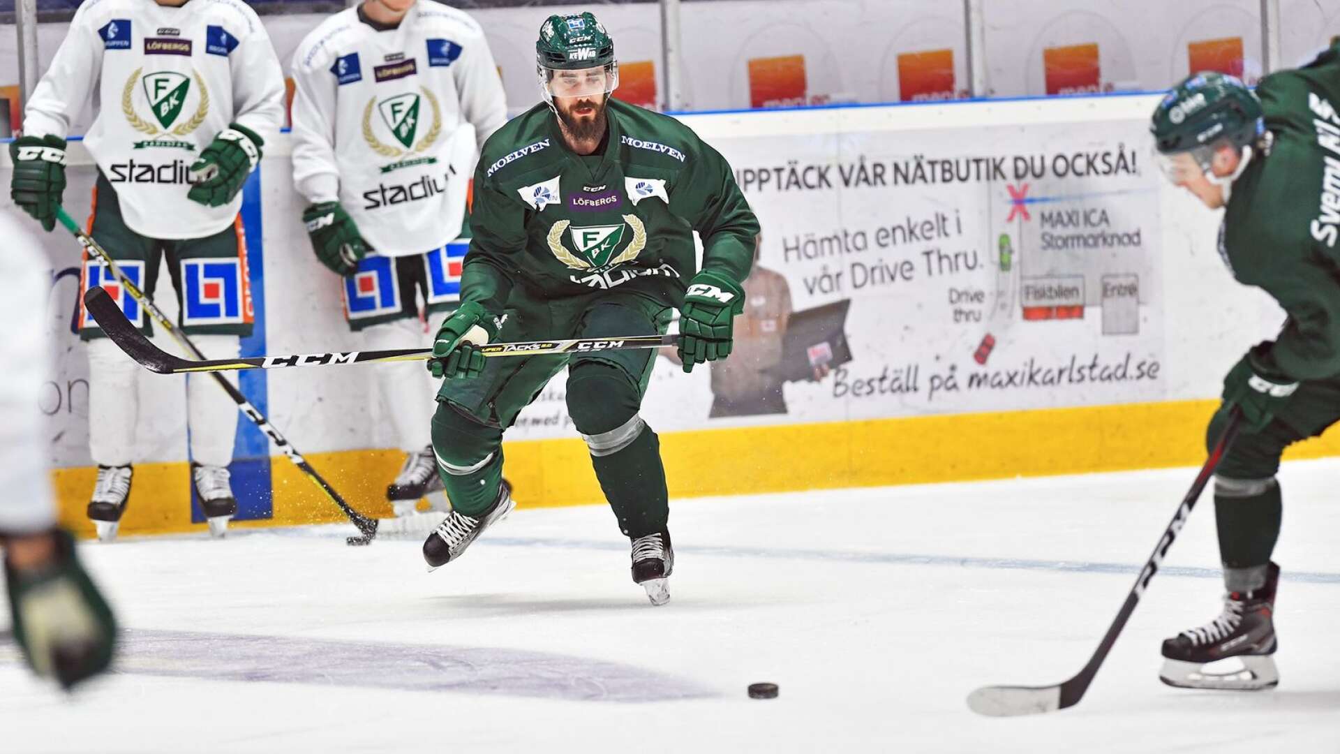 Tidigare FBK-backen Morgan Ellis fortsätter i KHL.