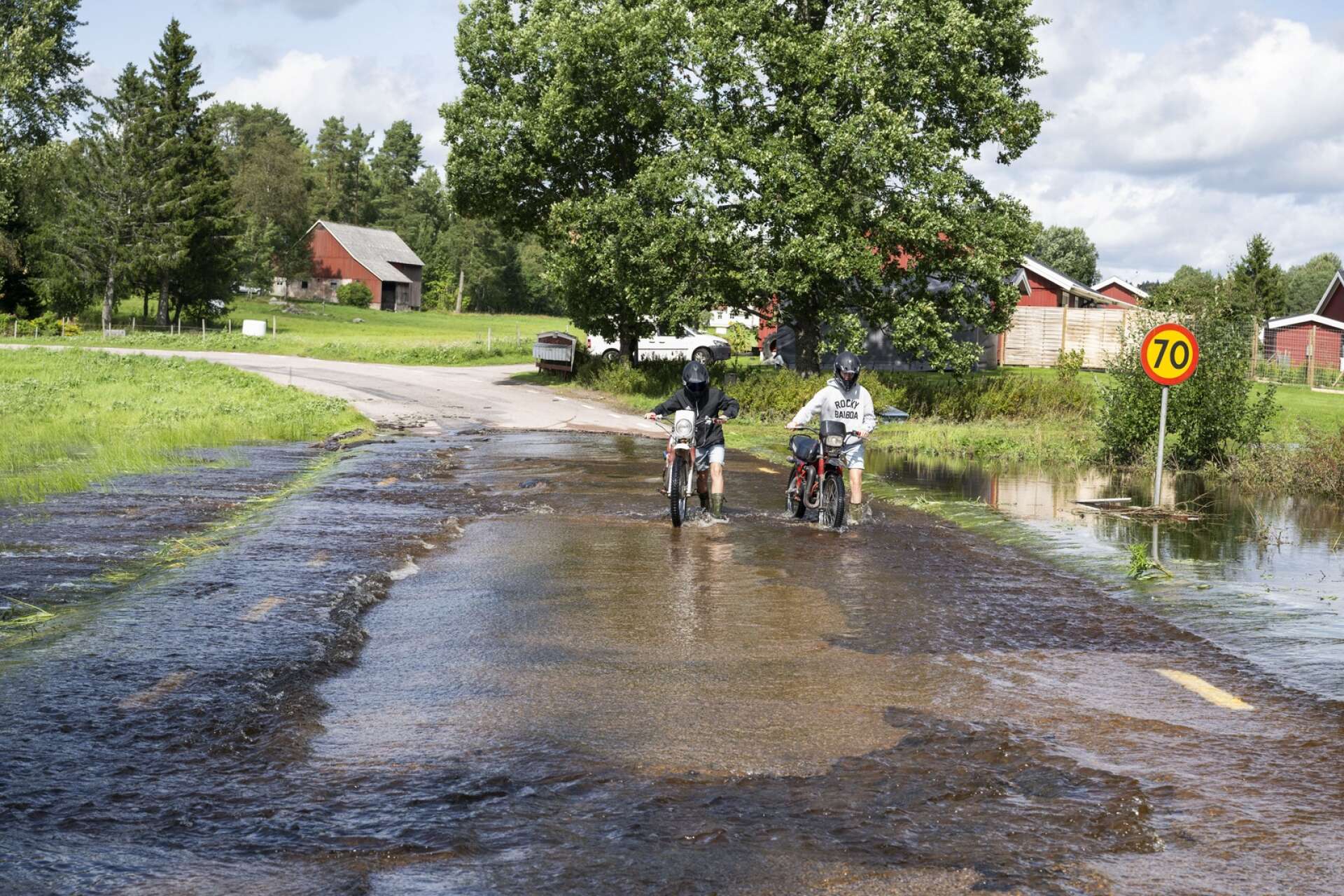 Översvämmad väg i Årjäng efter helgens regnoväder. 