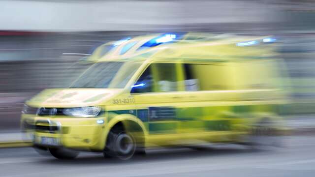 Ambulans och räddningstjänst är på plats vid trafikolyckan i Tisselskog./GENREBILD