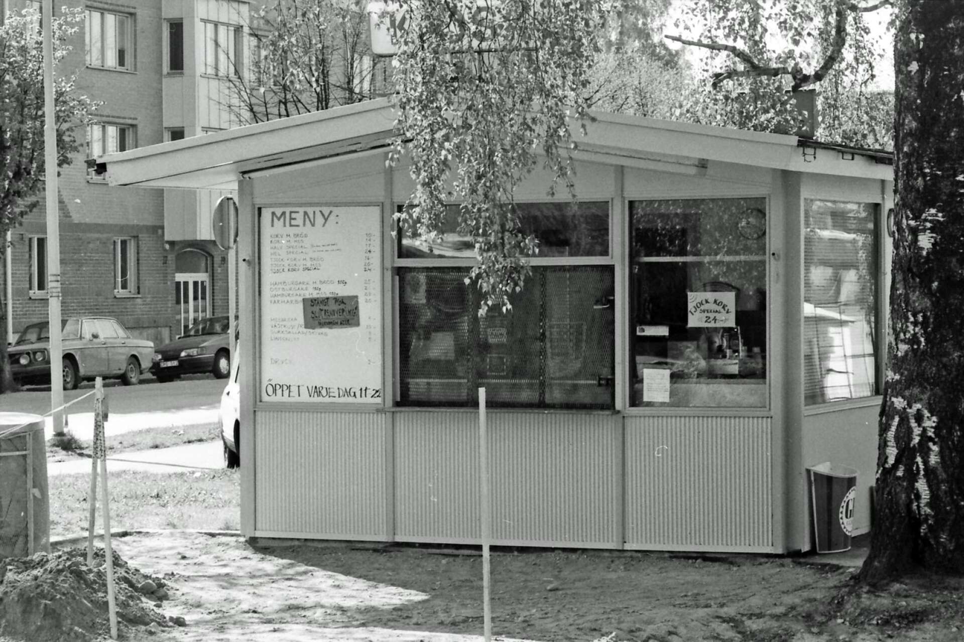 Vid Järnvägsgatan nära stationen låg järnvägskiosken. Länge var det Pressbyråns kiosk med stort sortiment av tidningar. Mot slutet av 1900-talet blev det mer inriktning mot gatukök. Det hade funnits en kiosk på platsen i cirka 80 år när den revs i början av 2000-talet. 