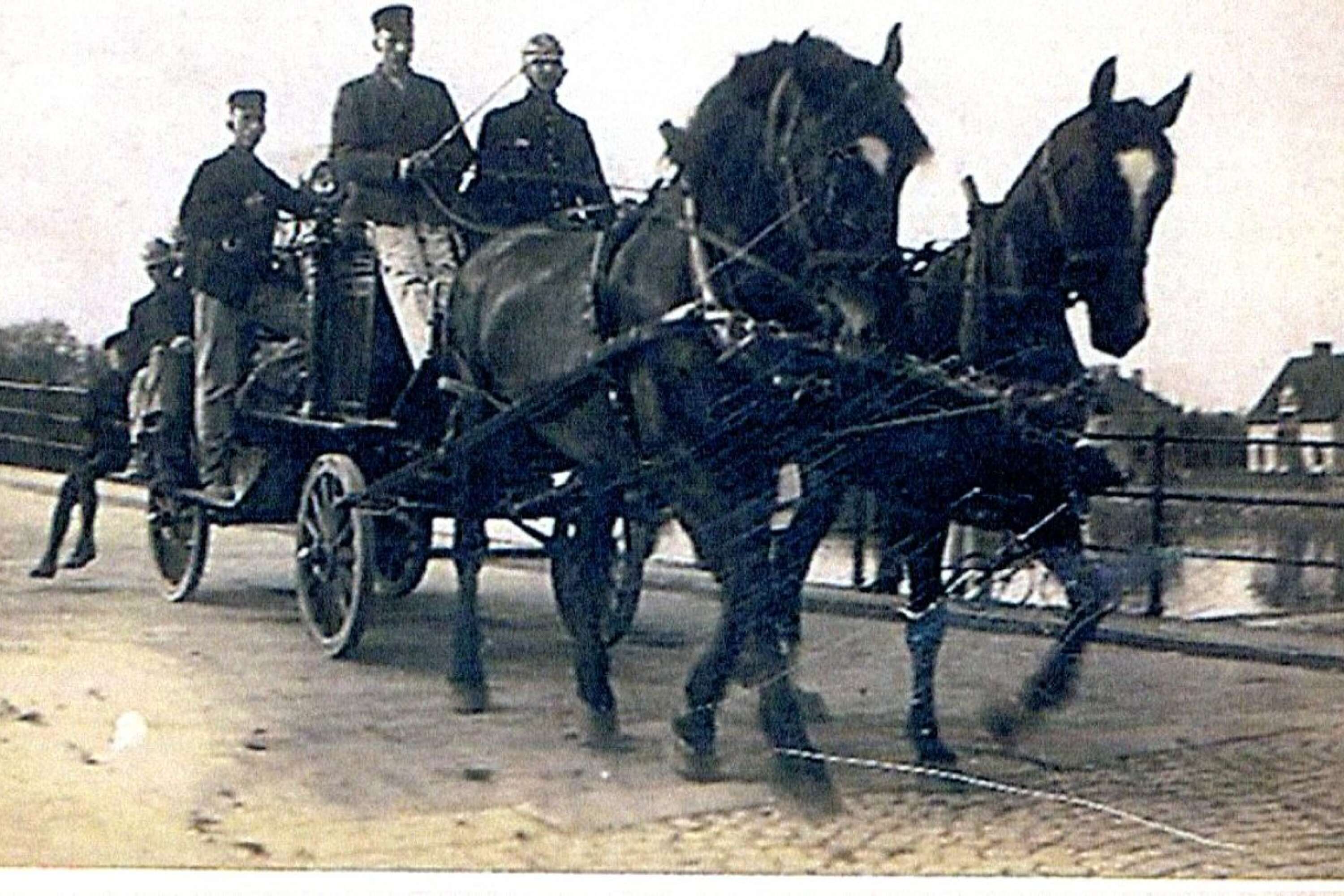 Hem till stationen efter utryckning år 1919. Kusken W. Larsson sitter längst fram, brandförman S. Gydemo står till vänster och brandkorpral Karl Johansson till höger om kusken.
