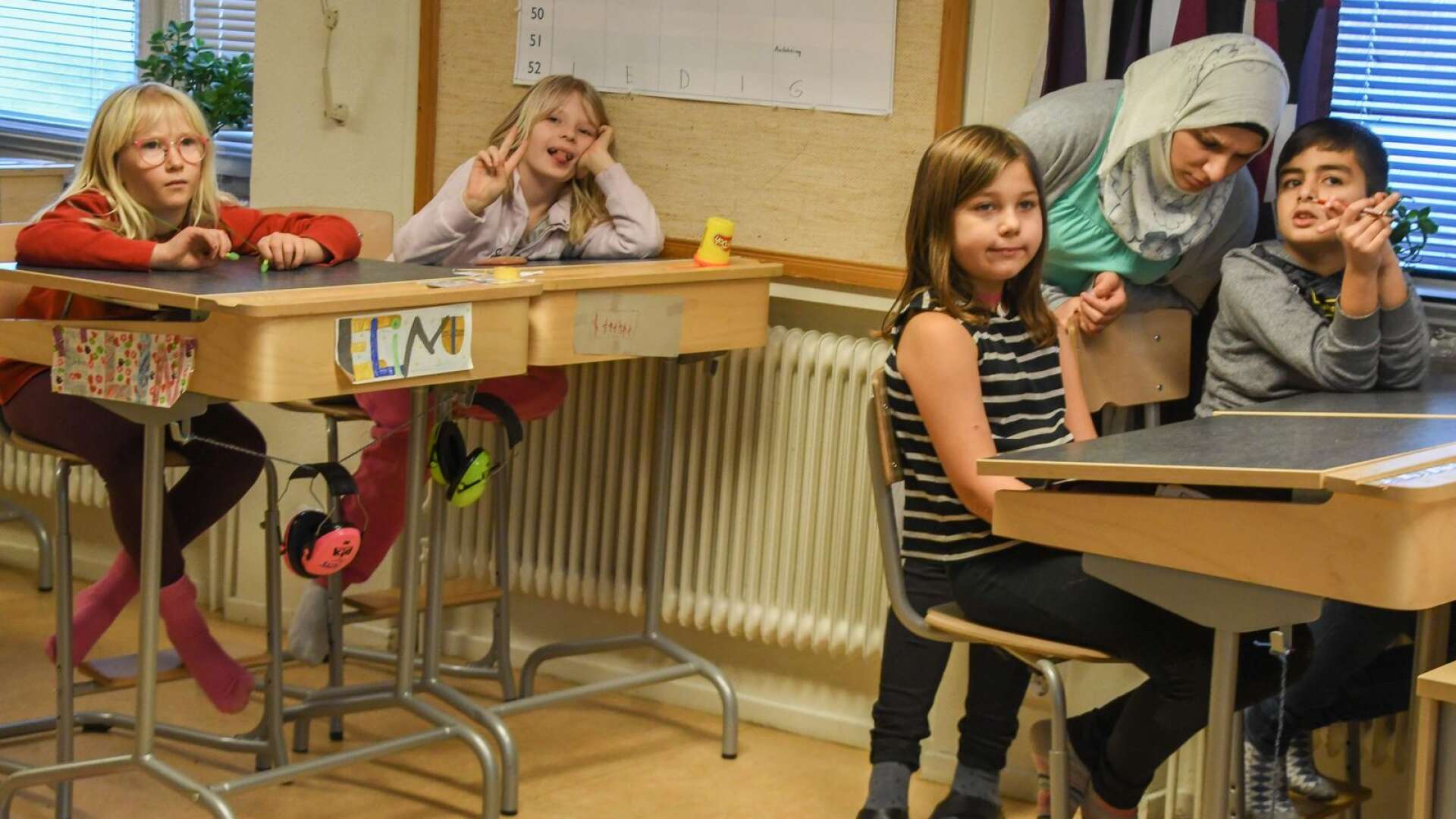 Najah hjälper alla barn i klassen, men stöttar de som inte talar så bra svenska lite extra.