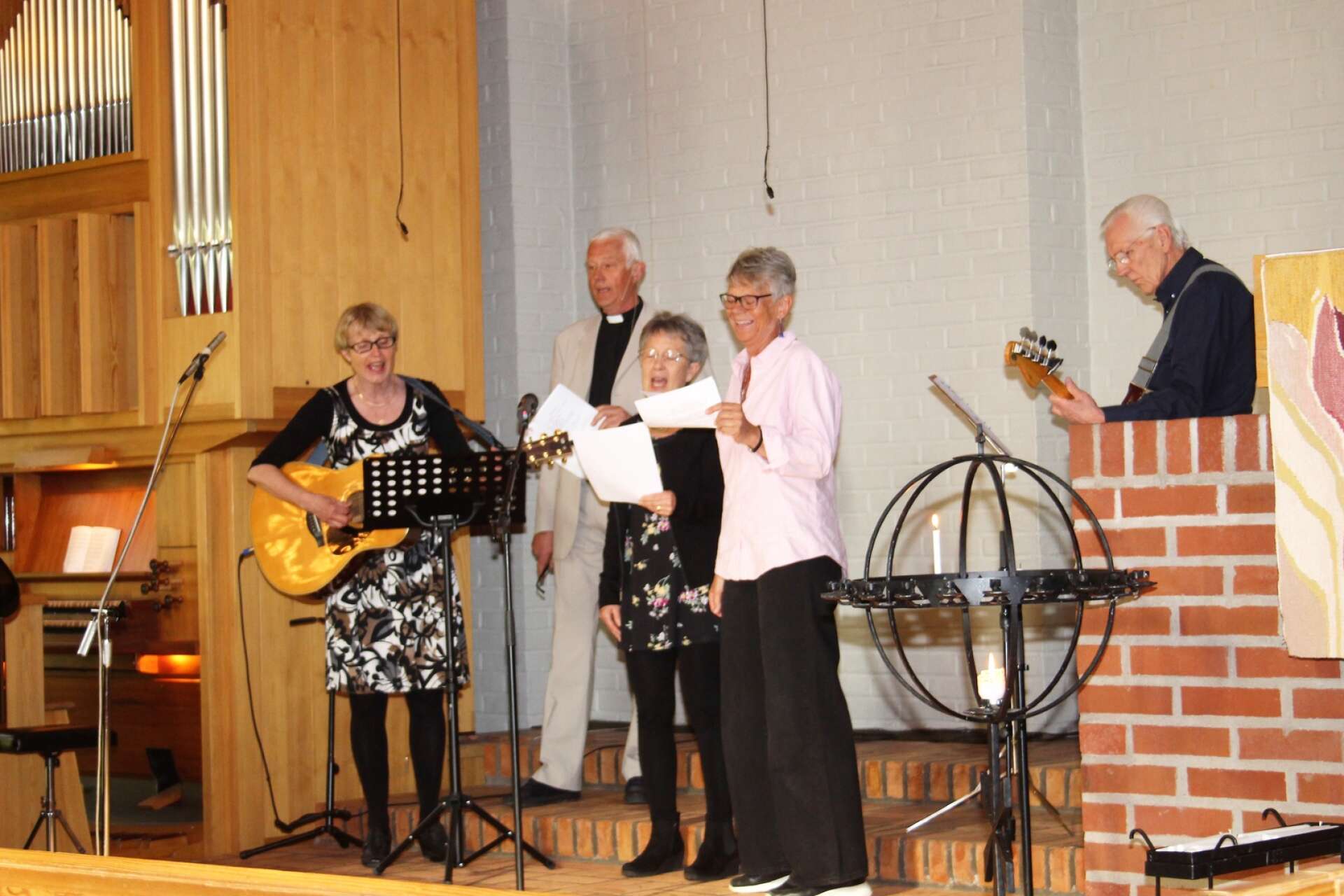 En kör med Ulla-Karin Landälv, Peter Landälv, Monica Berglund, Maria Ström och Tore Olsson medverkade med flera sånger i kyrkan. 