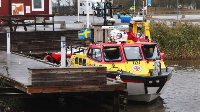 Sjöräddningen i Mariestad fick -  från jouren i Sjötorp - rycka ut till Stora Marpilen, norr om Kalvö, efter fynd i vattnet. Nu kan fynden komma från en stulen båt.