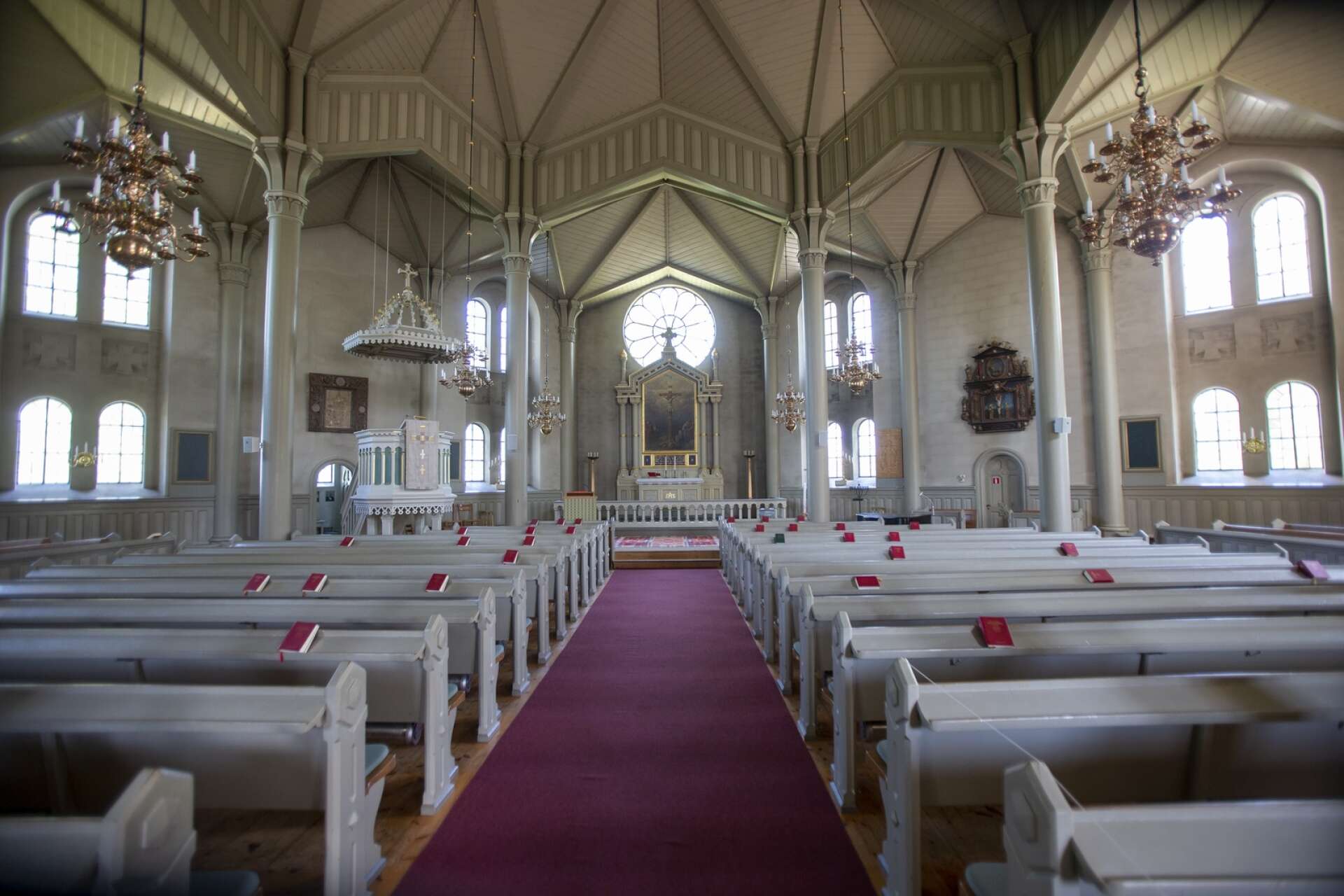 Kyrkorummet är ljust med sina många fönster, bland annat runda så kallade rosettfönster.