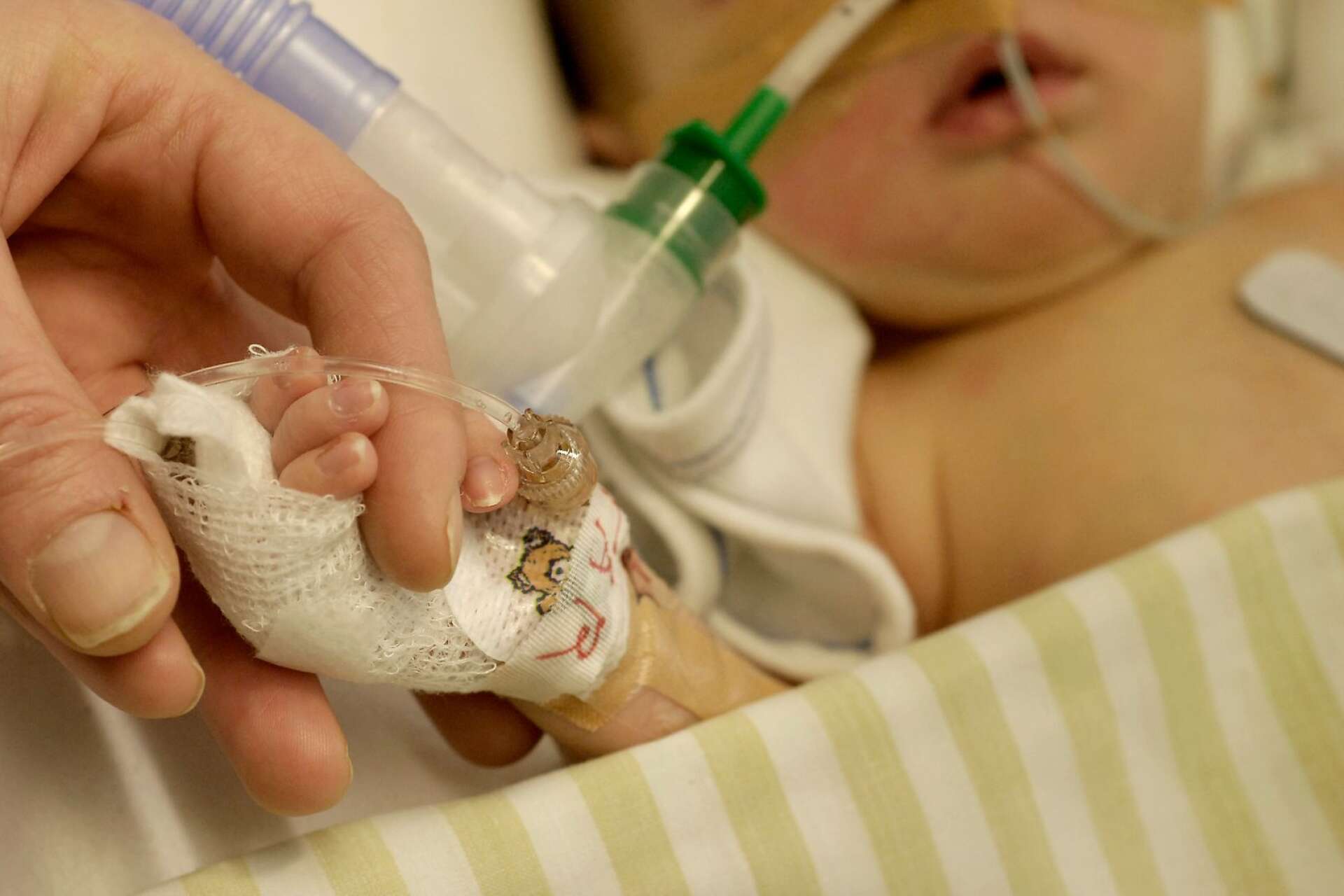 Ett spädbarn inlagt på sjukhus. Barnet på bilden har inget med texten att göra. Det är en arkivbild. 