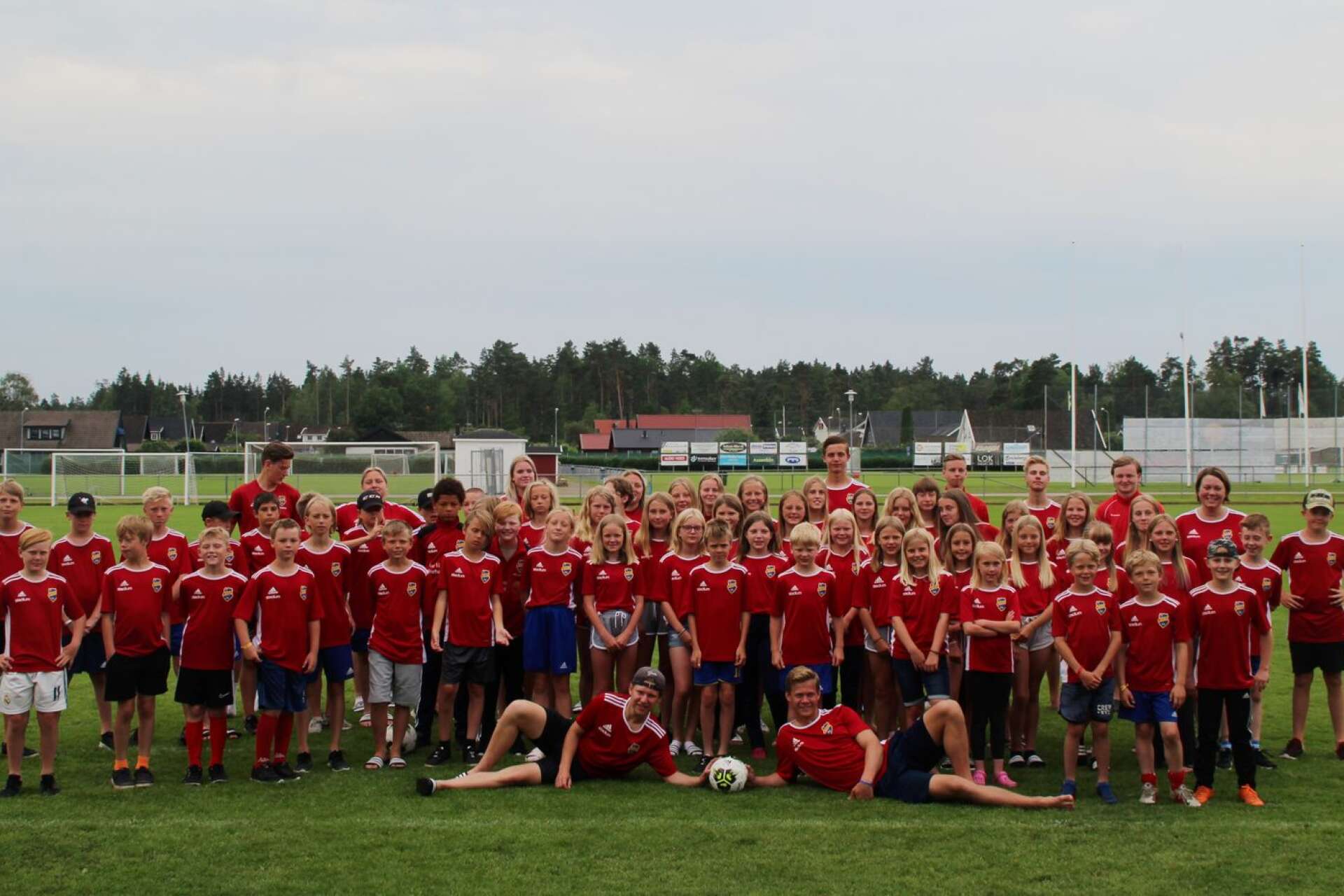 Ett 60-tal barn och ungdomar slöt upp till IK Gauthiods årliga fotbollsvecka.