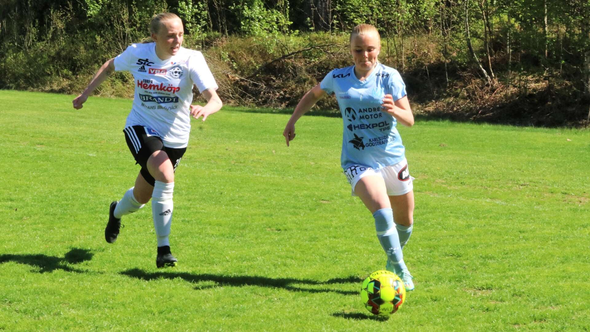 Lisa Jansson var bäst på plan, sprang på varenda boll och verkade outtröttlig när Viken besegrade Vänersborgs FK med hela 5–1. Här med bollen, jagad av Vänersborgs Ebba Alfredsson.