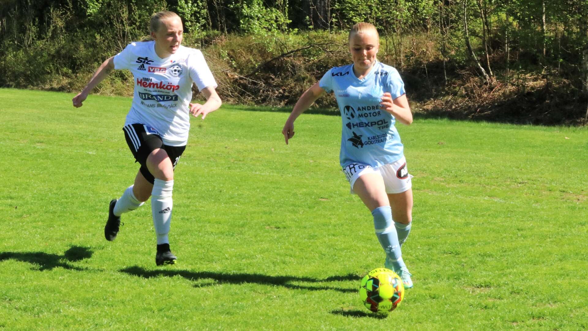 Lisa Jansson, här med bollen jagad av Vänersborgs FK:s Ebba Alfredsson, kvitterade för Viken i 77:e minuten, men det blev ändå förlust med 1–2 i torsdagens bortamatch mot Falköpings KIK i division 2 nordvästra Götaland.