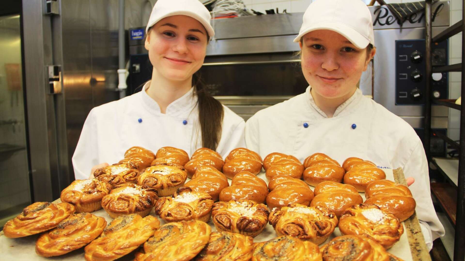 Sofia Edefeldt och Lene Nilsen är ett av tio lag som deltar i Skol-SM för bagare.