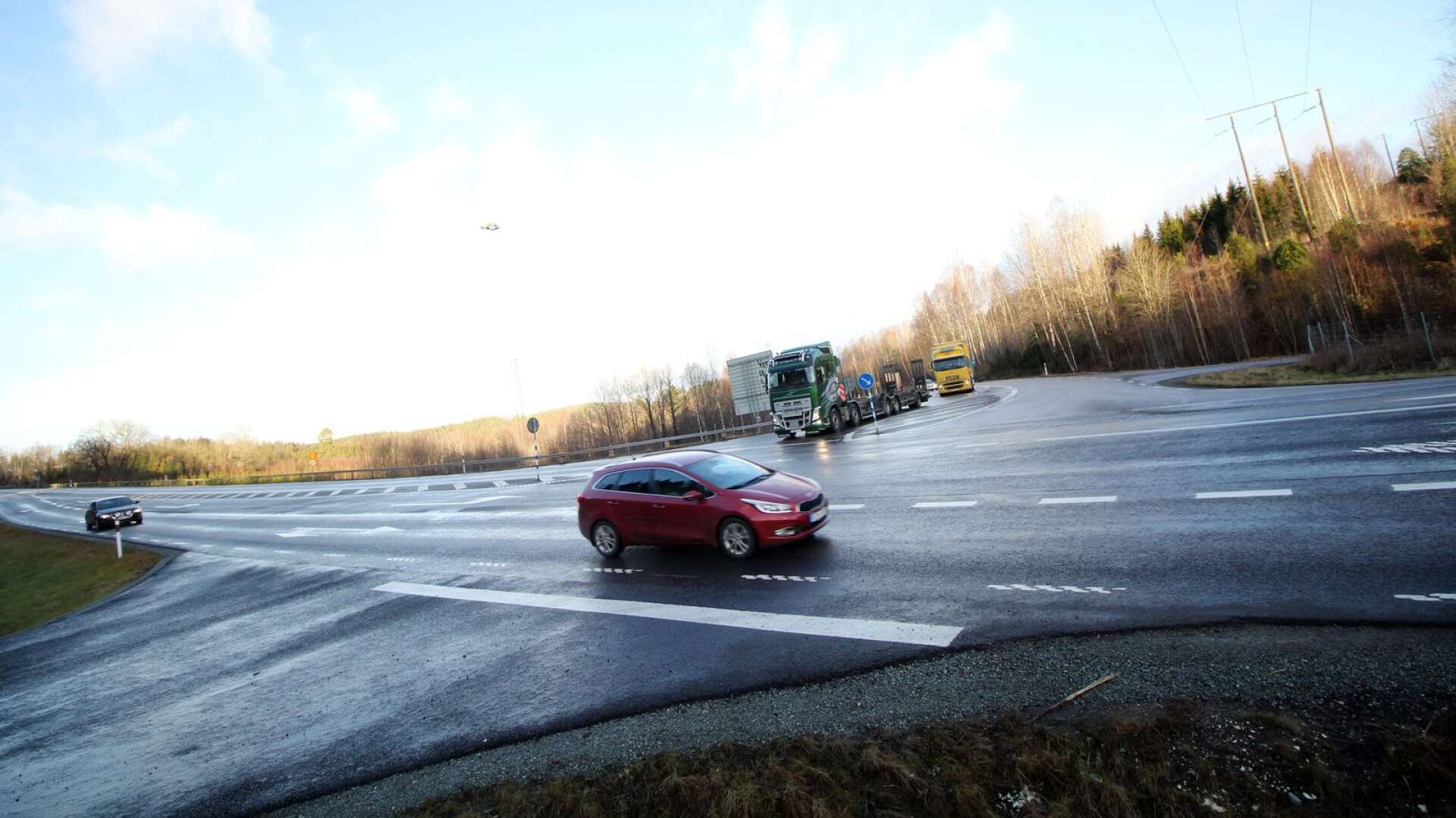 Vid Skåpakorset bildas ofta sommartid köer med trafik från Åmålshållet.