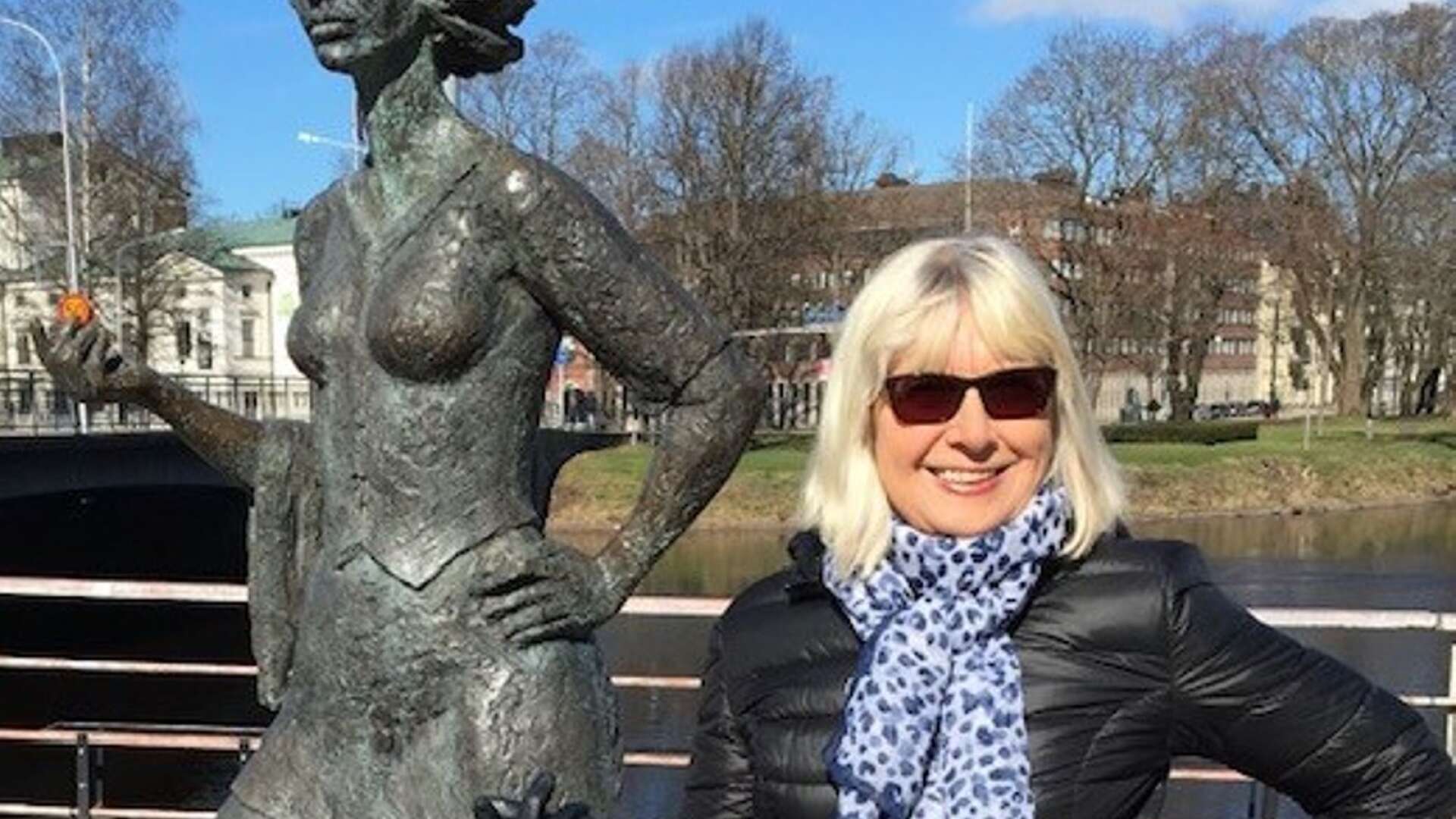 Gudrun Leijon i Karlstad jämte Sola.