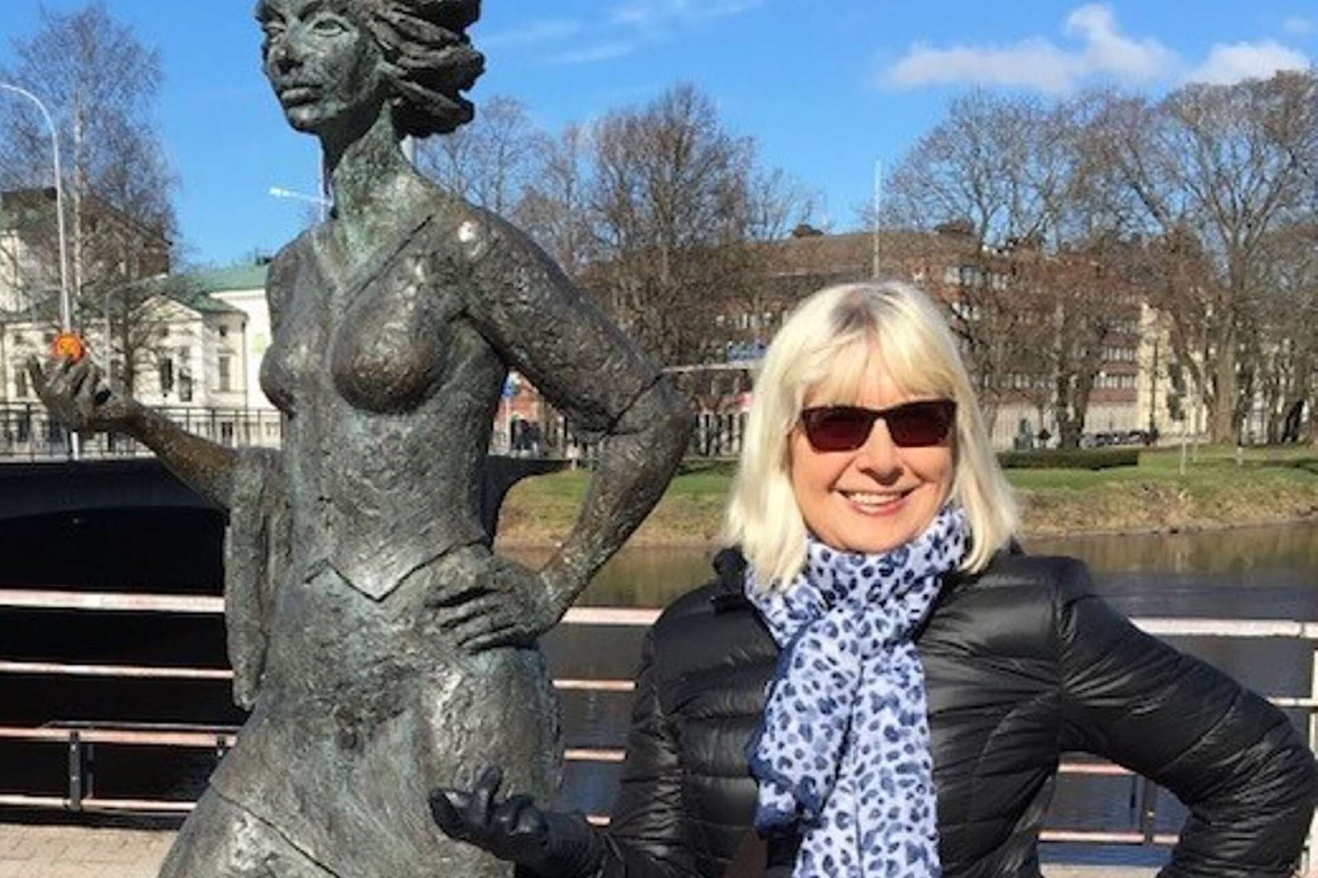 Gudrun Leijon i Karlstad jämte Sola.