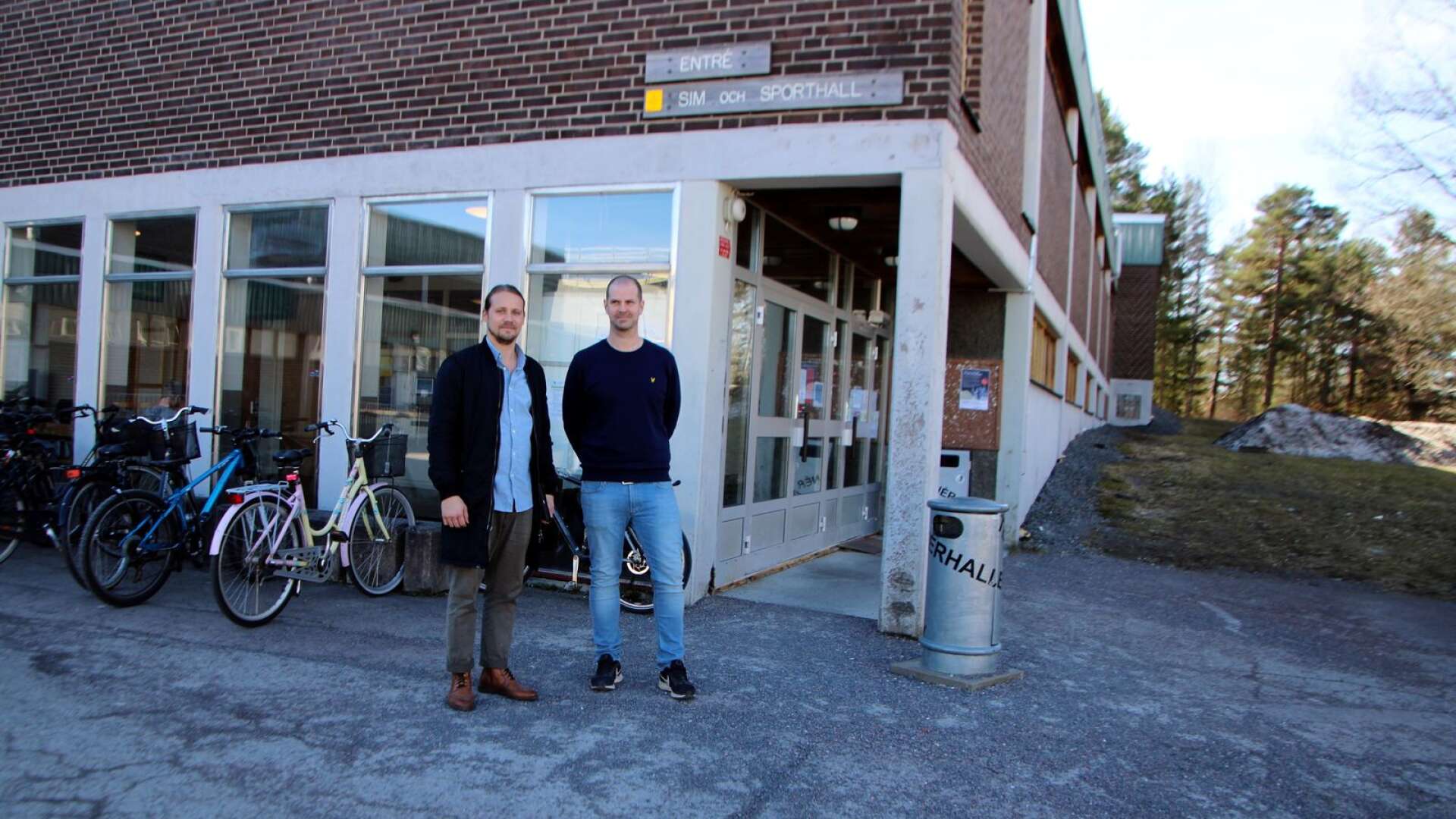 Viktor Weiberg, fritidschef, och Martin Ekelund, driftledare sim- och sporthall, bekräftar att simhallen har stängts.