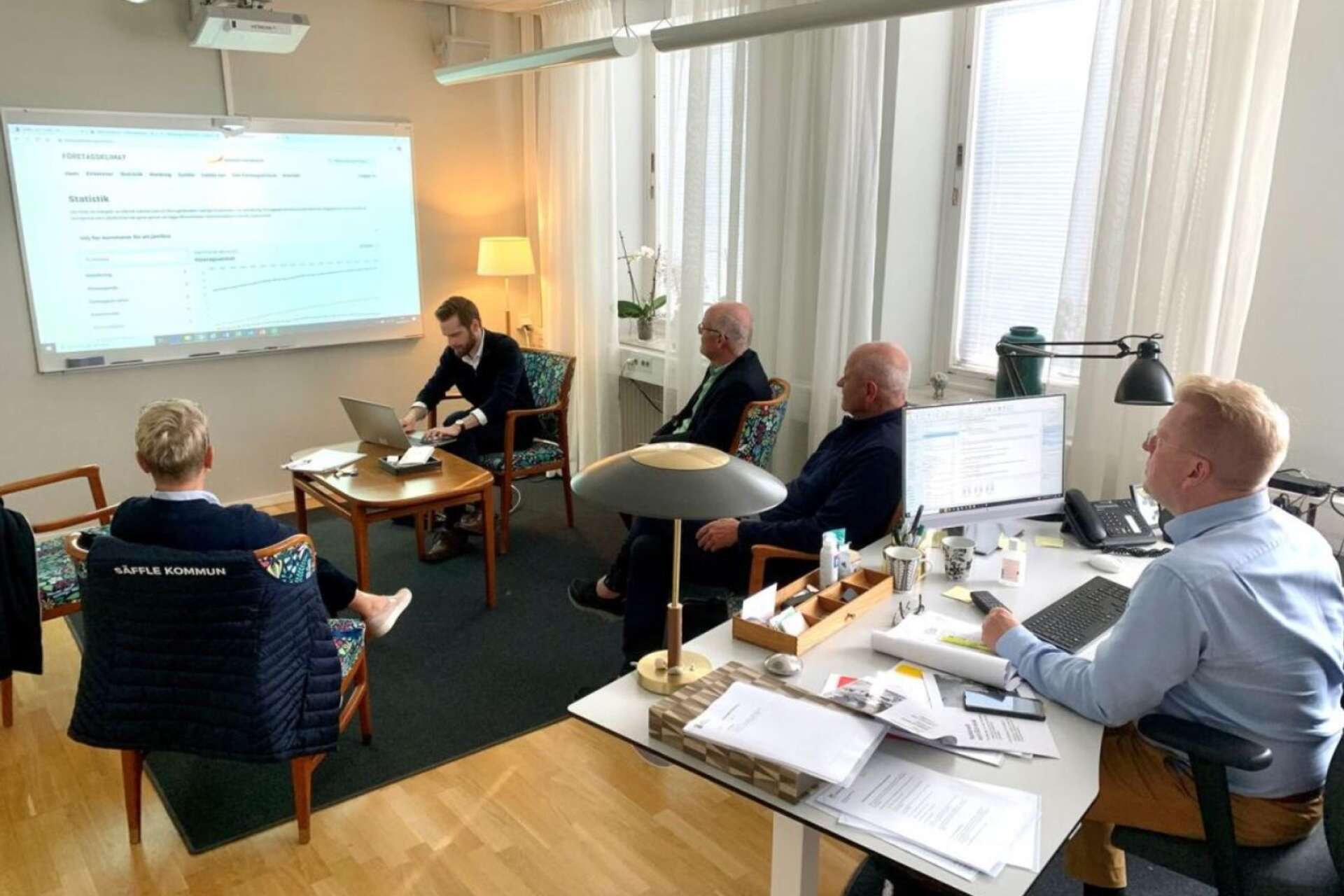 Kommunikationsansvarige Johan Österman redovisar undersökningens resultat för näringslivschefen Pia Proper, Dag Rogne (C), Ola Johansson (M) och kommundirektören Ingemar Rosén.