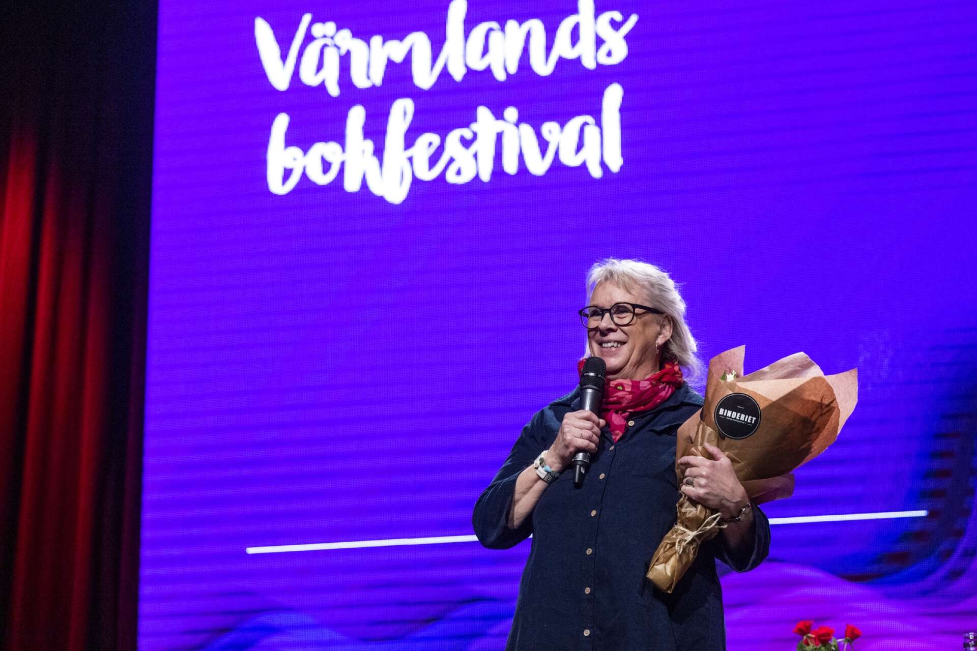 Eva Thorstensson var strålande glad vid fredagens tillkännagivande under Värmlands bokfestival på Nöjesfabriken i Karlstad. 