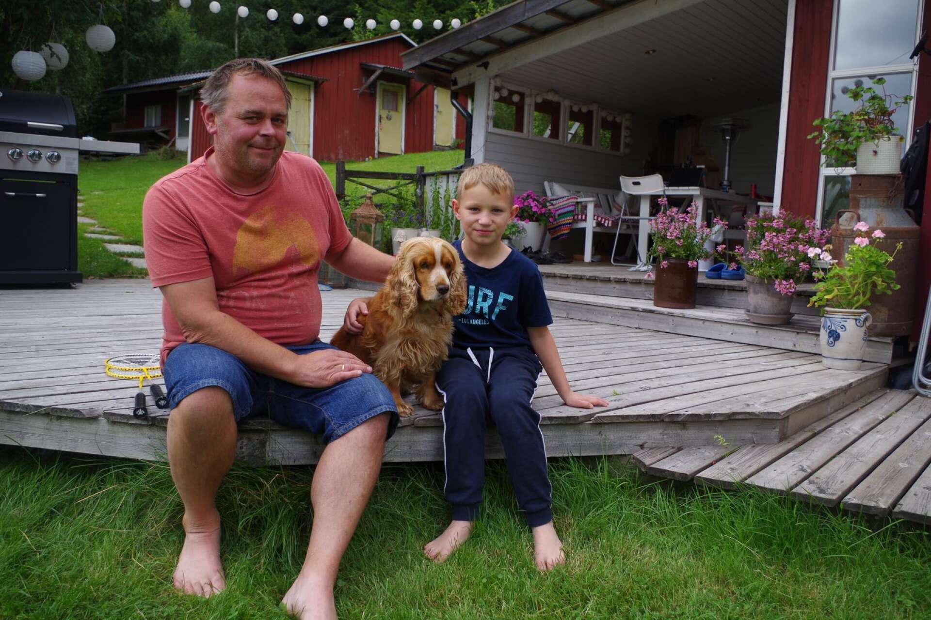 Med frugan och dotter på Shoppingtur i Karlstad kunde Terje Olausson samt åttaårige Sander Carlson och hunden Lea njuta hemma vid sommarhuset Hagen, i Långserud.