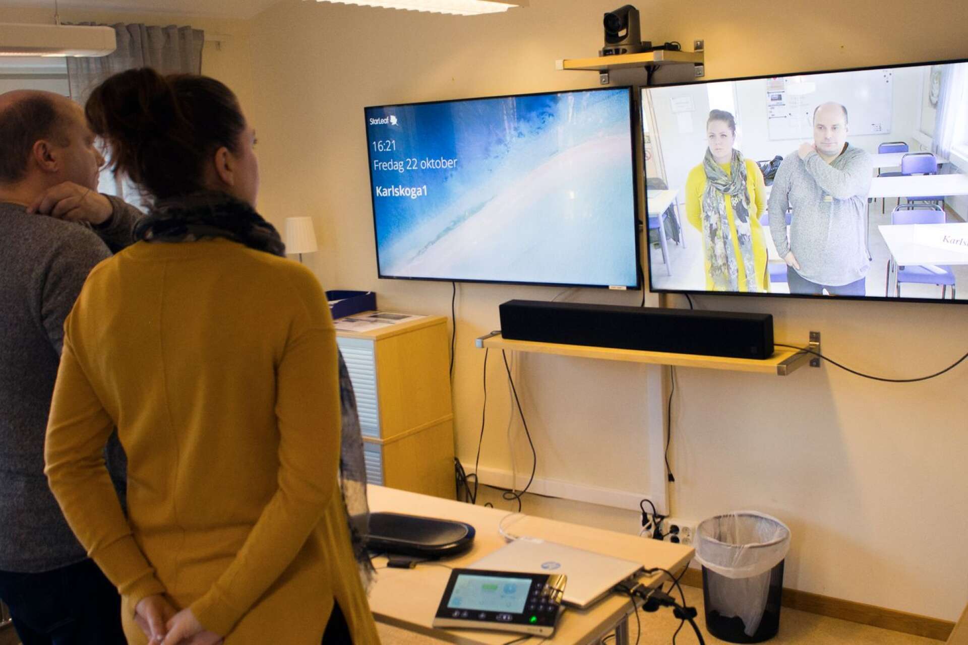 Här testar Mattias Simonsson och Anki Ferm telebild-tekniken på Lärcentrum i Kunskapens hus. 