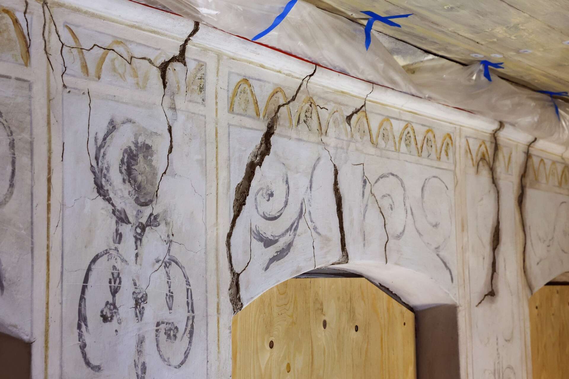 Stora sprickor i väggarna har äventyrat husets framtid. Nu konserveras och restaureras väggarna av experter.