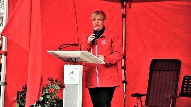 Oppositionsråd Linda Johansson talade på första maj på Teatertorget. 