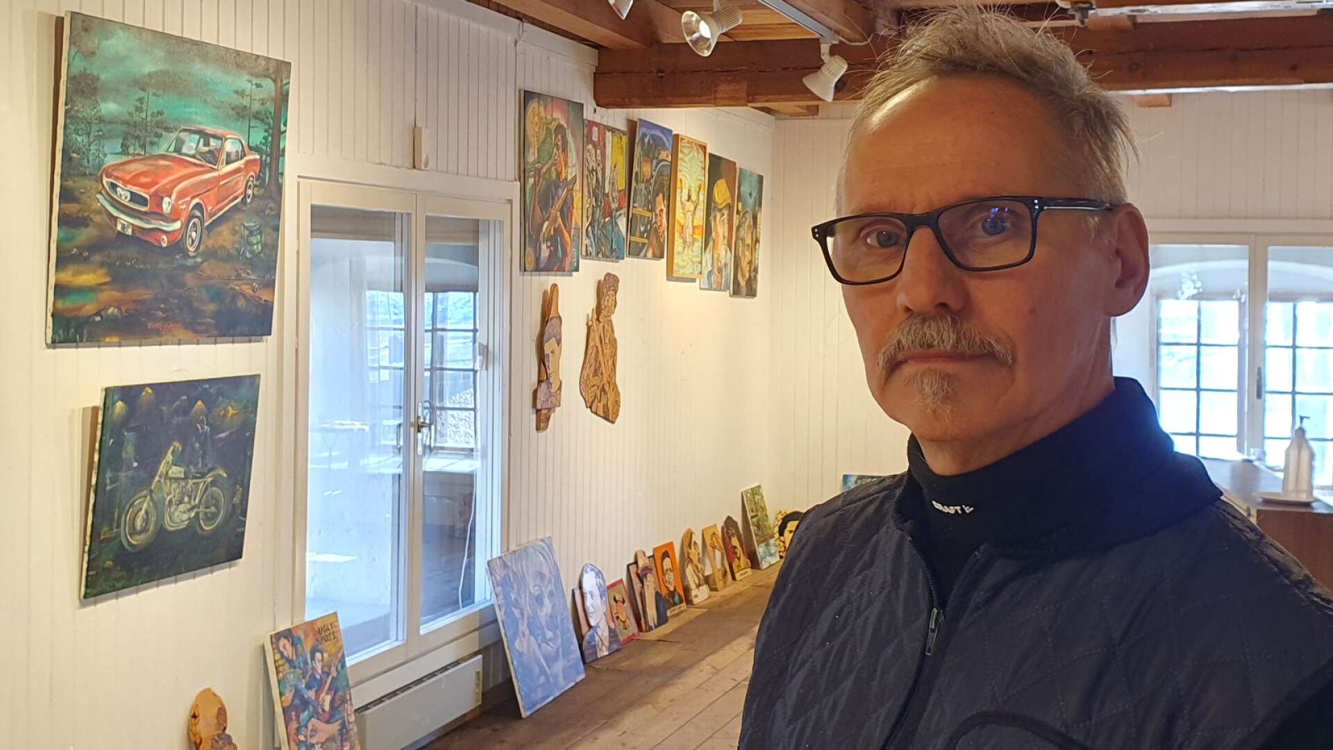 Tommy Tallstig är näste utställare på Museet Kvarnen i Filipstad. Han kommer från Stockholm, men har ett fritidshus i Persberg där han bygger en målarateljé.