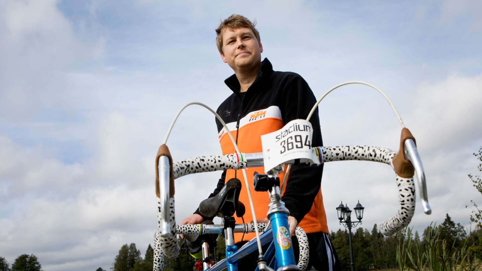 Anders Persson framför tandemcykeln som han och vännen Magnus Höijer genomförde Vätternrundan på 3 september.