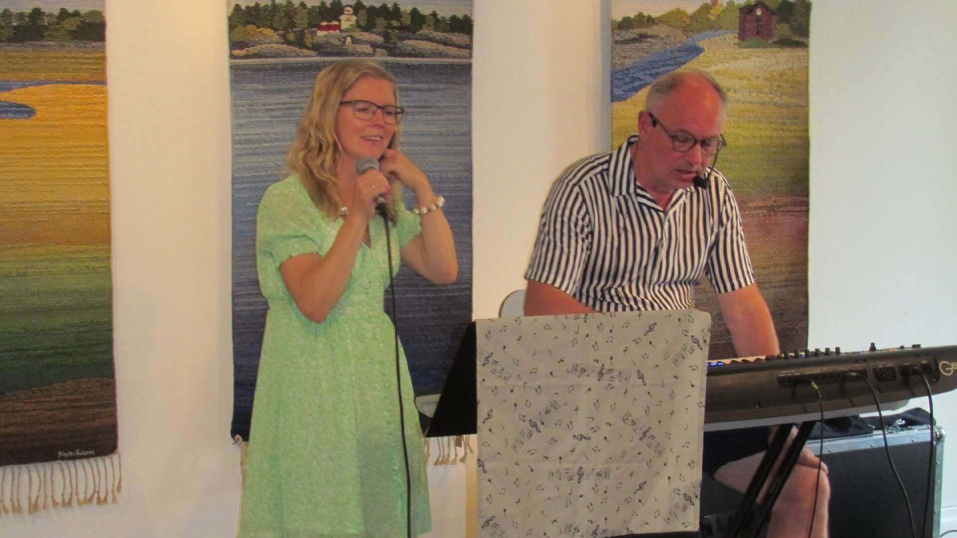 Lilla Bandet - Ulrika Claesson och Johan Pettersen - gjorde succé på Silvénska villans lördagskafé.