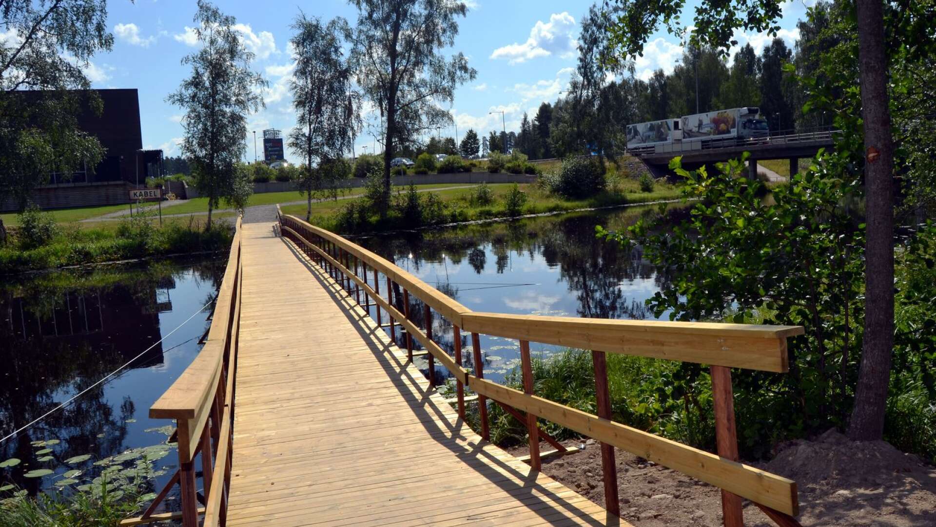 Gång- och cykelbron över Vrångsälven vid shoppingcentret anlades 2014 och blir kvar tills en ny permanent övergång är klar.