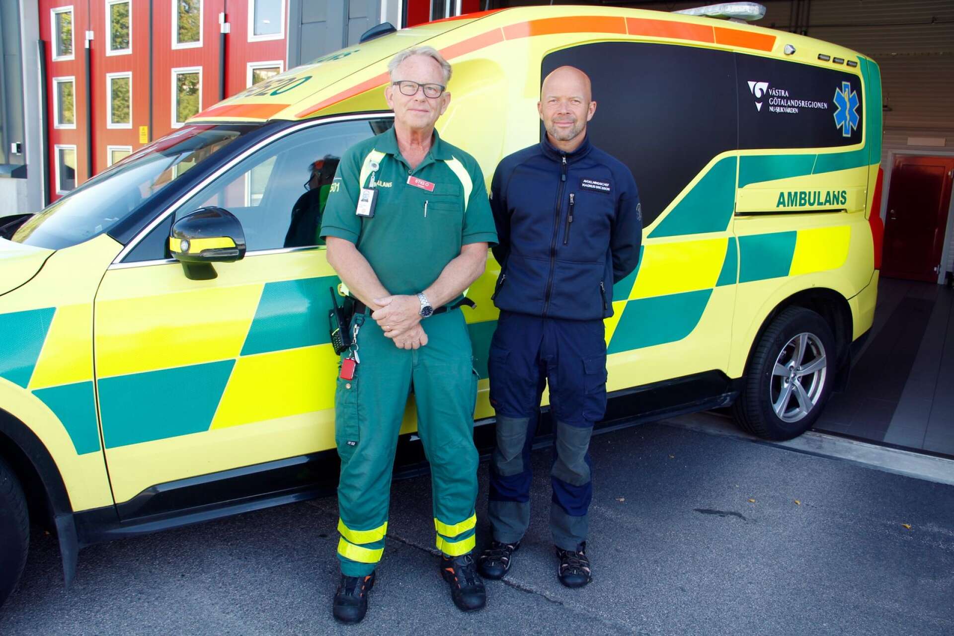 Stig-Olof Svensson tillsammans med avdelningschef Magnus Ericsson på ambulansstationen i Åmål under hans sista dag i tjänst. 