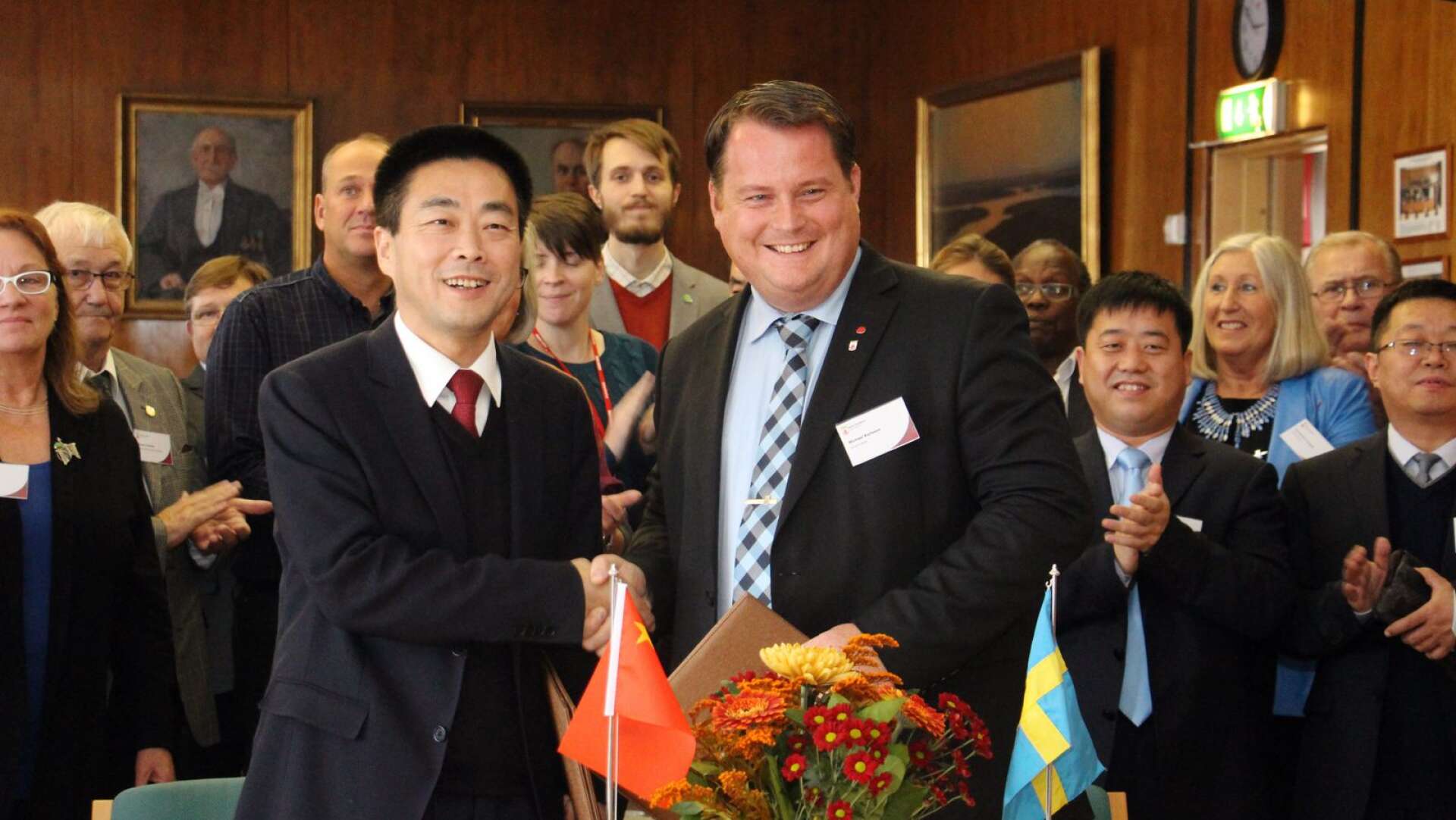 2015 skrev Dunhuangs borgmästare Shunzhou Zhan och Åmåls kommunalråd Michael Karlsson på  partneravtalet i en ceremoni i Päronsalen i stadshuset. Nu avslutas projektet.