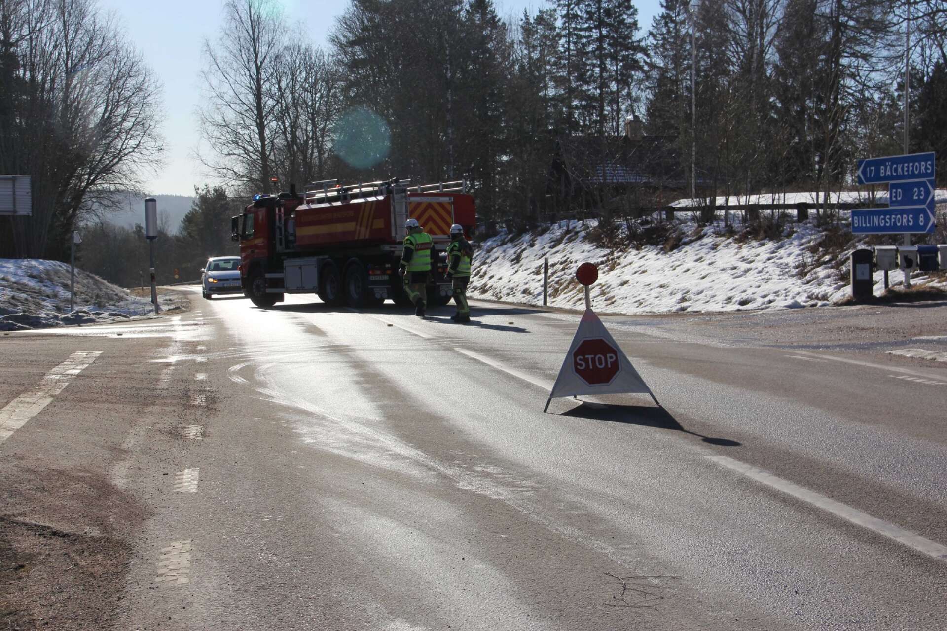 Väg 172 avstängd från Steneby bygdegård på grund av olycka mellan lastbil och personbil i höjd med Signebyn.