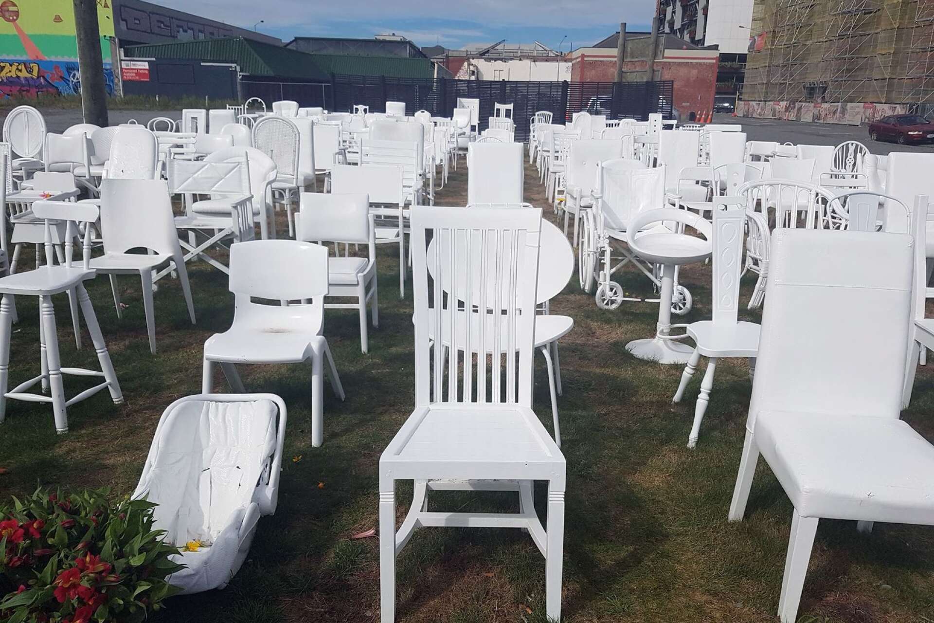 Nya Zeeland har inte drabbats av attentat tidigare, men väl av jordbävningar. Dessa vita stolar minner om det.