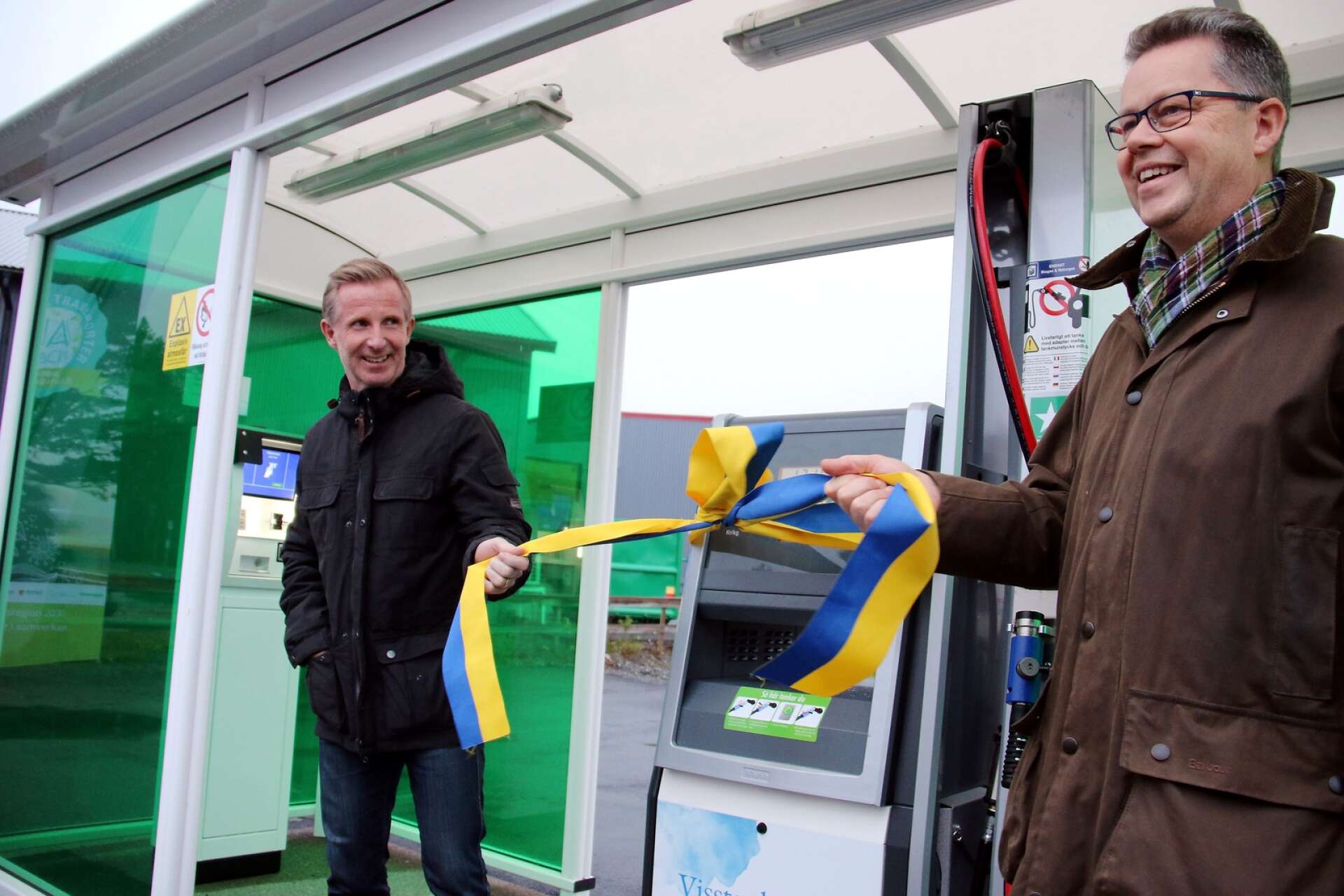 2018 invigdes biogasstationen i Ed av Dennis Staaf, dåvarande ägarna BRC Sweden, och Martin Carling (C), kommunstyrelsens ordförande.