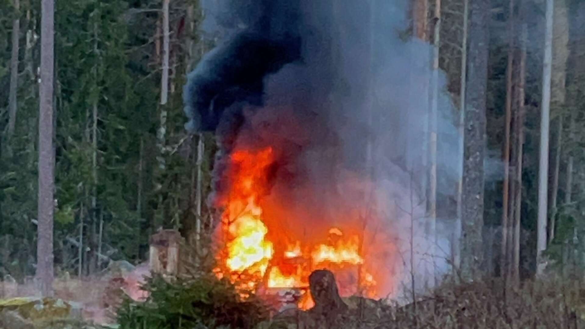En bil brann vid ett elljusspår i Karlstad. 