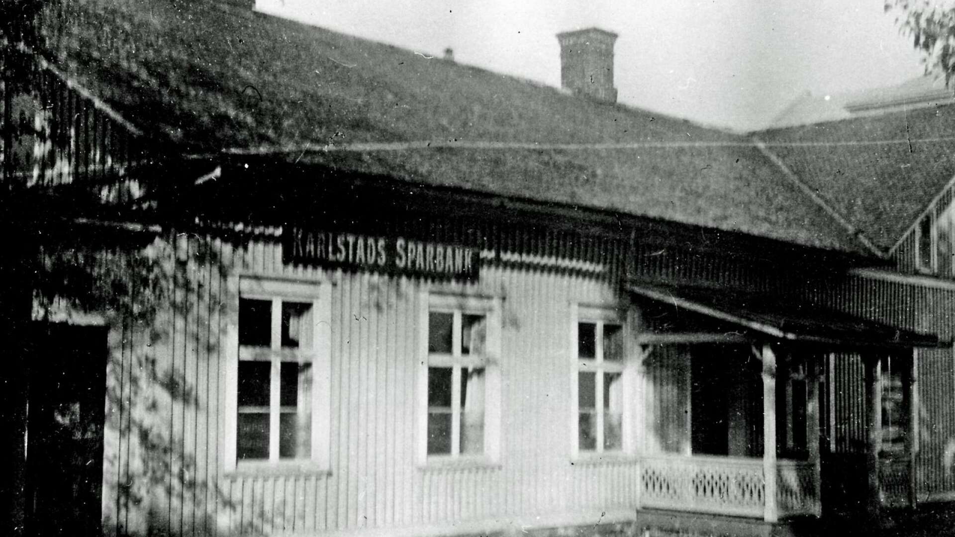 Karlstads Sparbank öppnade redan 1919 expedition i Säffle, men hade långt innan det haft ombud i Säffle med omnejd. Expeditionen låg i ett hus som revs för att ge plats för nybygget 1938-1939.