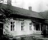Karlstads Sparbank öppnade redan 1919 expedition i Säffle, men hade långt innan det haft ombud i Säffle med omnejd. Expeditionen låg i ett hus som revs för att ge plats för nybygget 1938-1939.