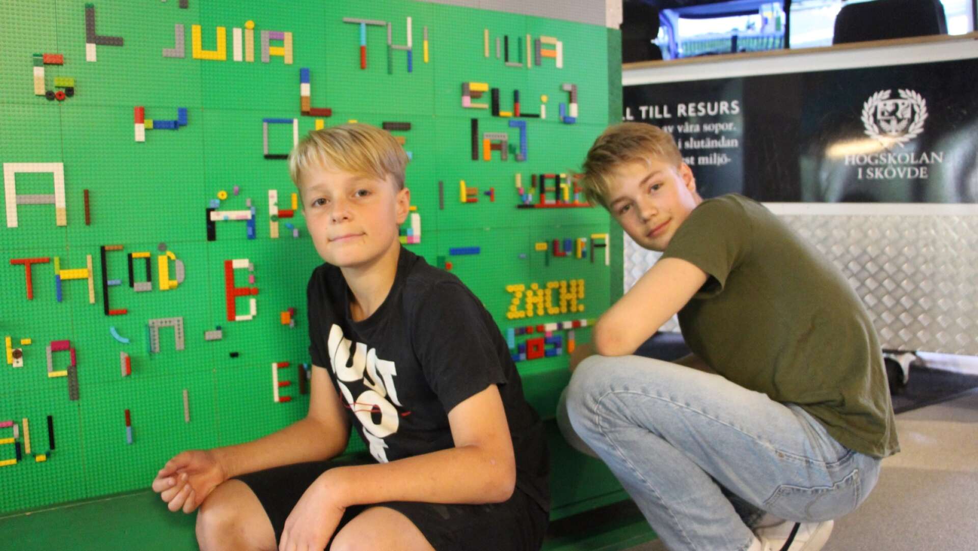 Bröderna Zacharias och Caspian skrev sina namn med Lego på väggen.