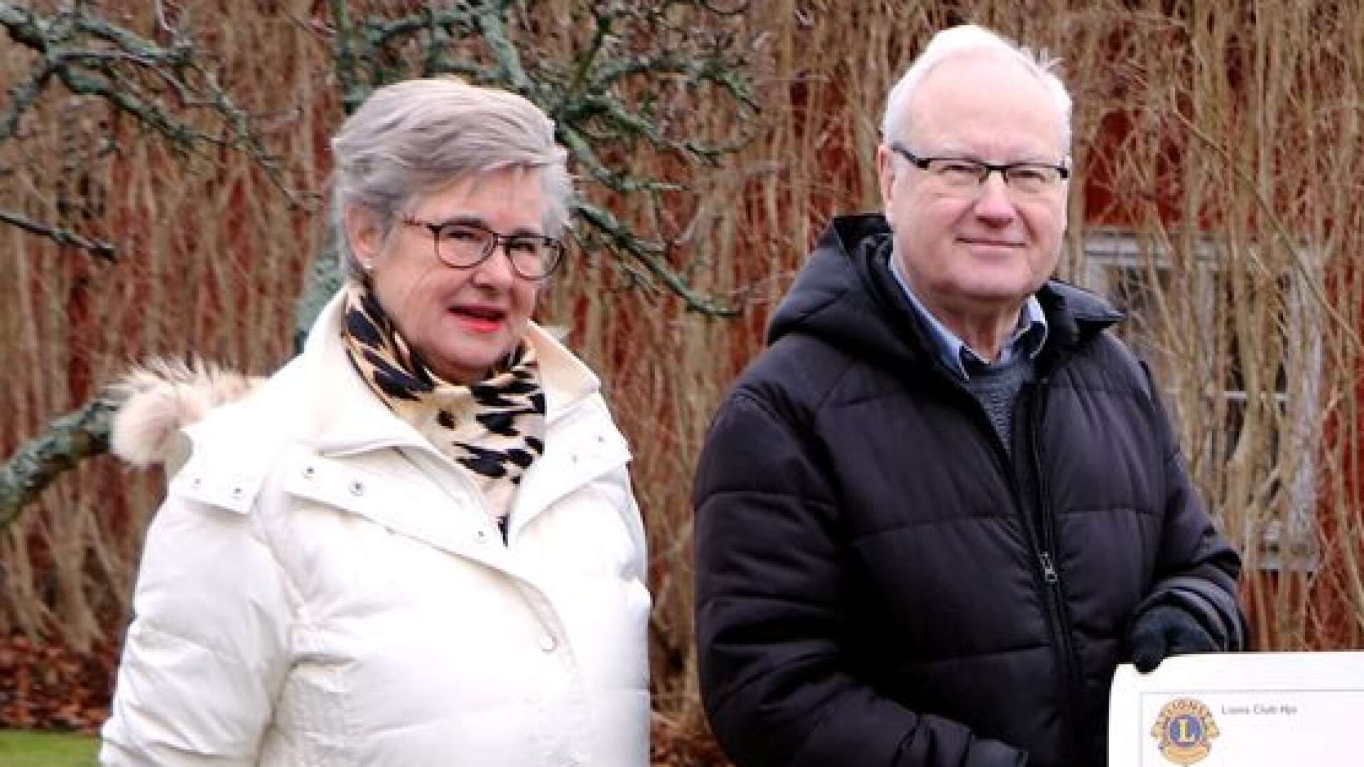 Majblommans Lena Englund och Rutger Gram har varit med och fördelat pengarna som sätter lite guldkant på julen för 45 barn.