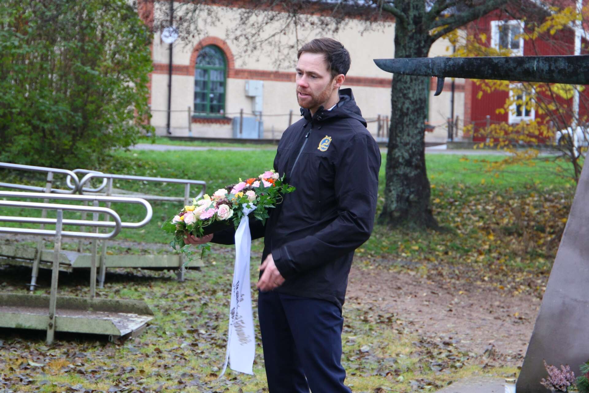 Dag Johansson, ordförande för Svenska kanotförbundet var på plats för att placera en blomkrans och en guldmedalj kring statyn.