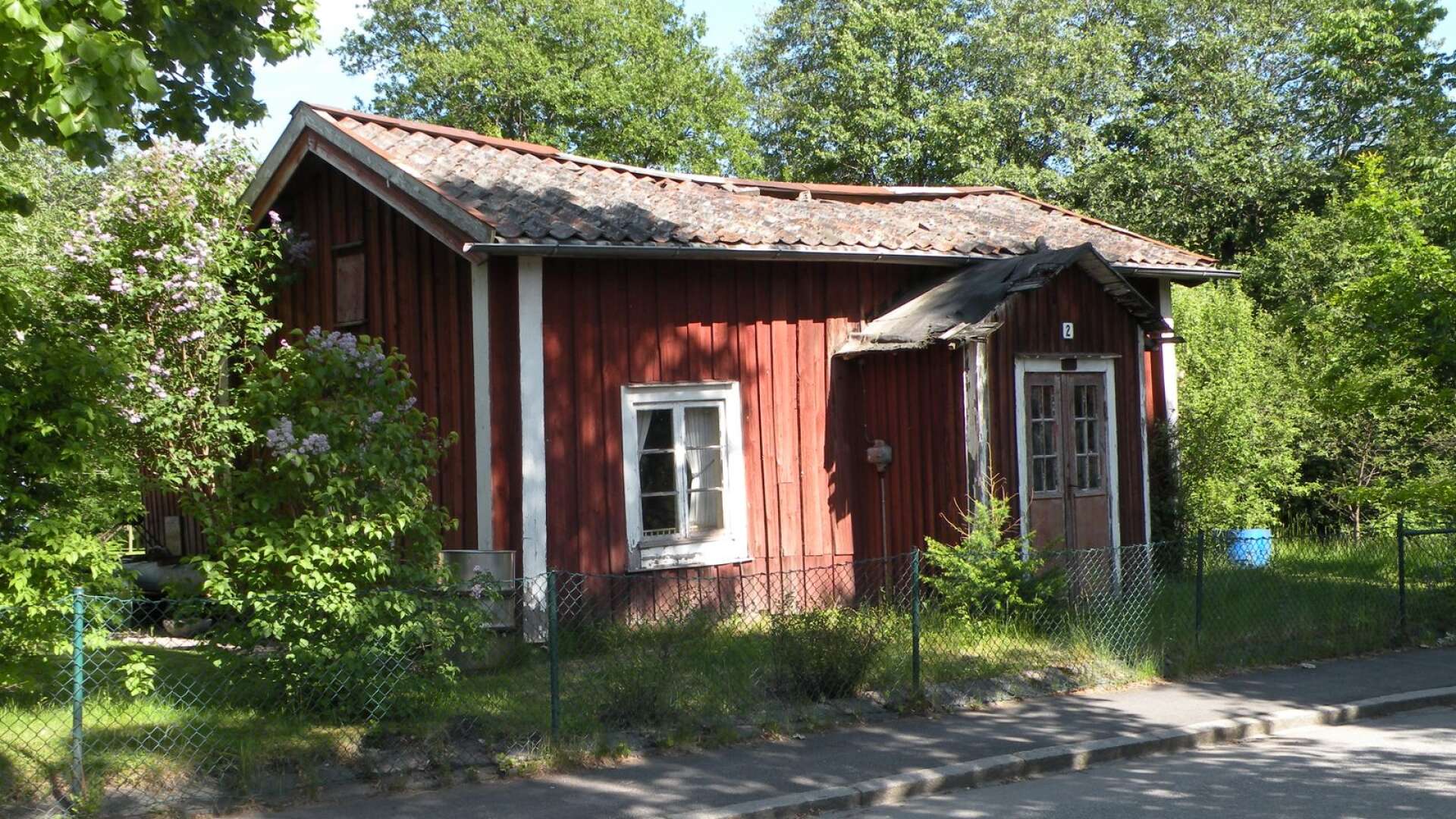 Sjögrenstugan finns omnämnd som Karlskogas kanske äldsta hus. Bilden är tagen för tio år sedan. Skorstenen hade då rasat flera år tidigare och här ser man även hur taket börjat ge med sig. 