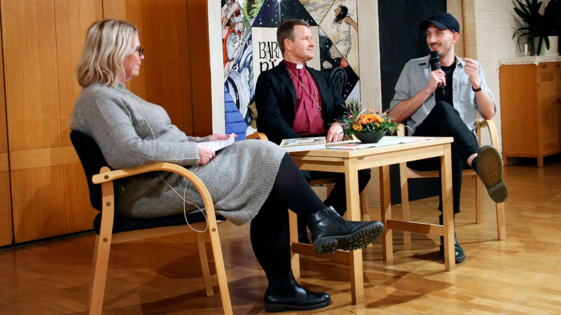 Bibliotekets Carin Wernberger Dahlin ledde samtalet med biskopen Sören Dalevi som tillsammans med illustratören Marcus-Gunnar Pettersson gett ut Barnens bästa bibel.